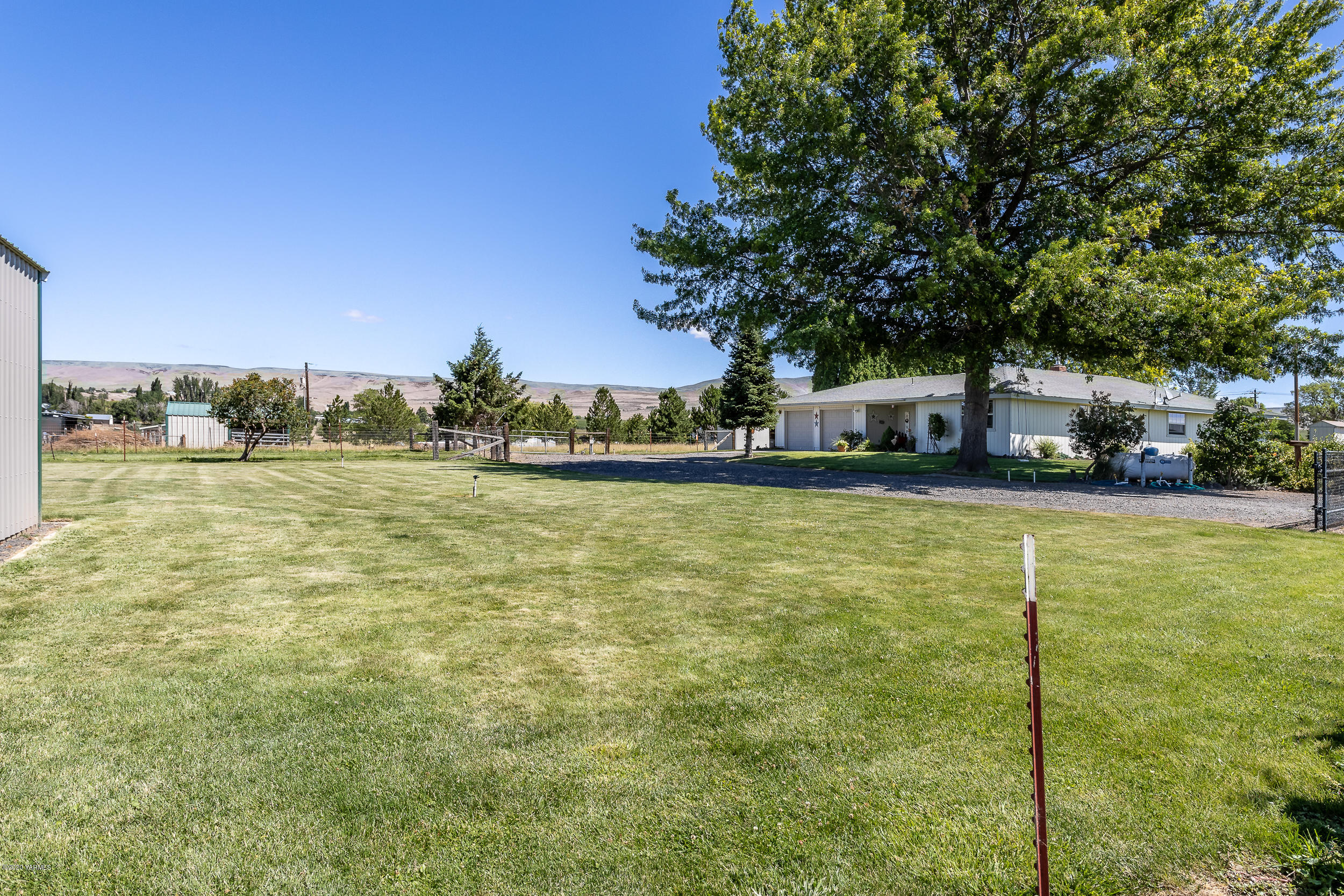 1020 Beane Road Moxee, WA 98936 - Photo 2 of 36 a view of a field with an trees