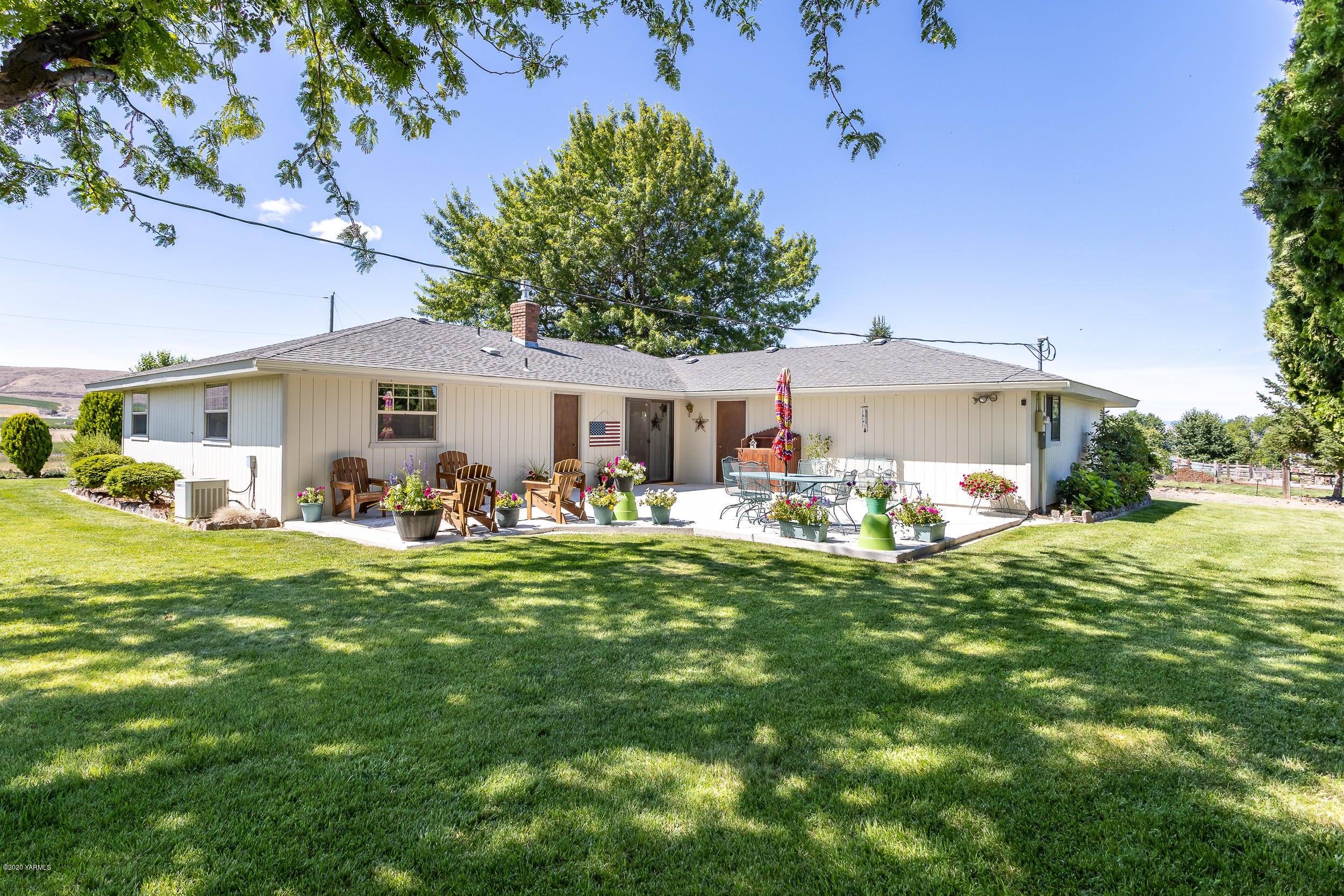 1020 Beane Road Moxee, WA 98936 - Photo 11 of 36 a front view of a house with a garden