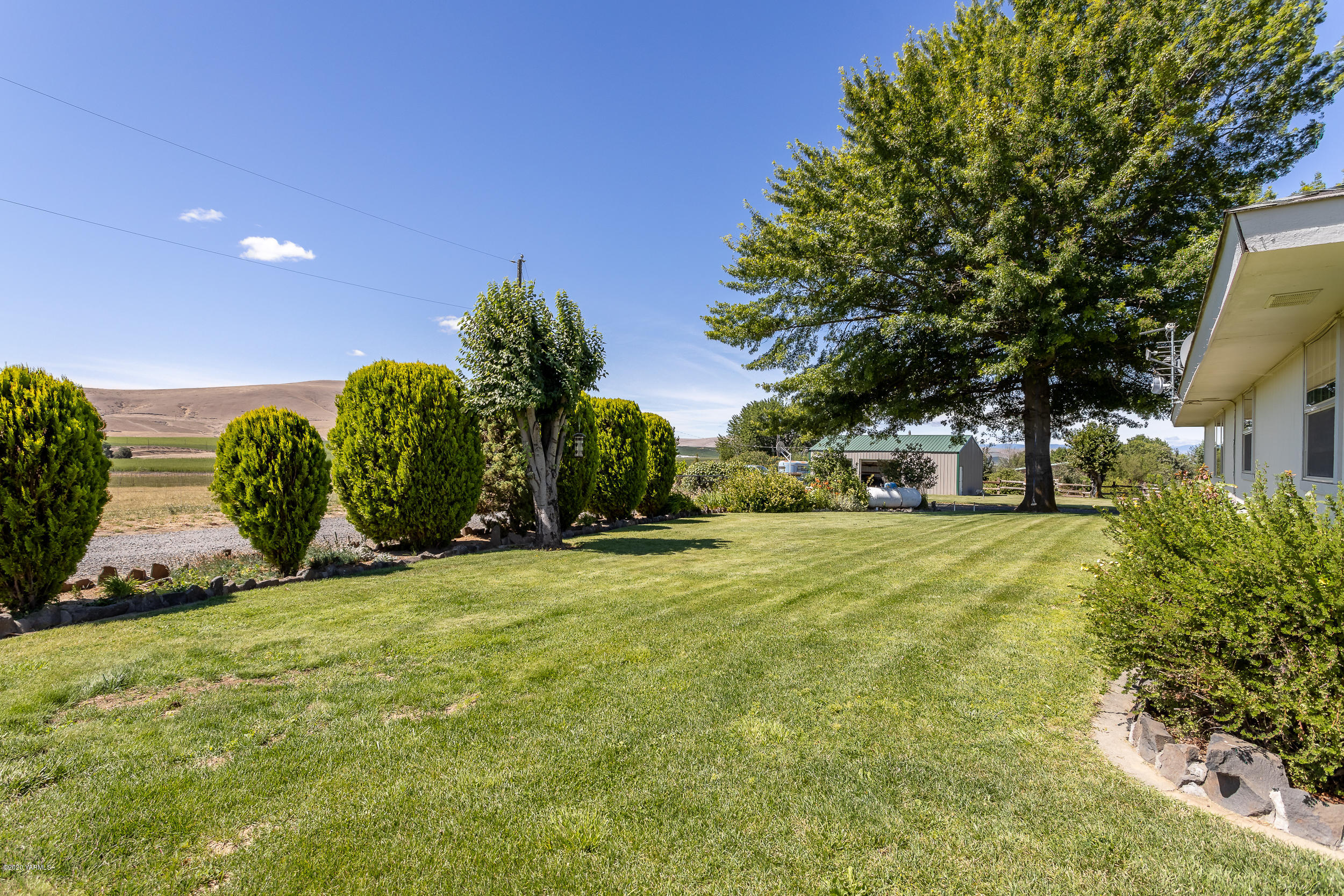1020 Beane Road Moxee, WA 98936 - Photo 13 of 36 a view of an house with backyard and trees