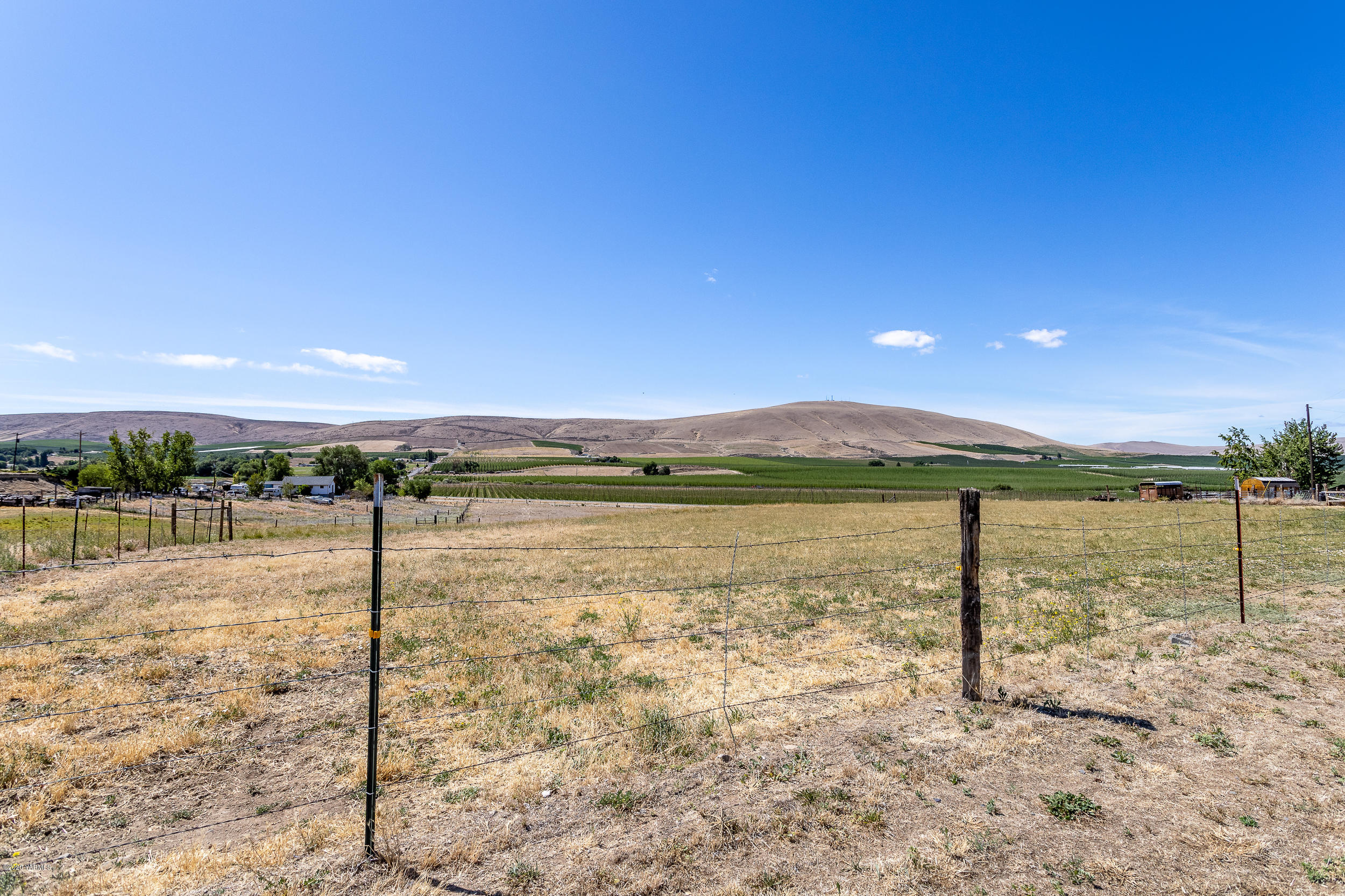 1020 Beane Road Moxee, WA 98936 - Photo 15 of 36 a view of an ocean from a balcony
