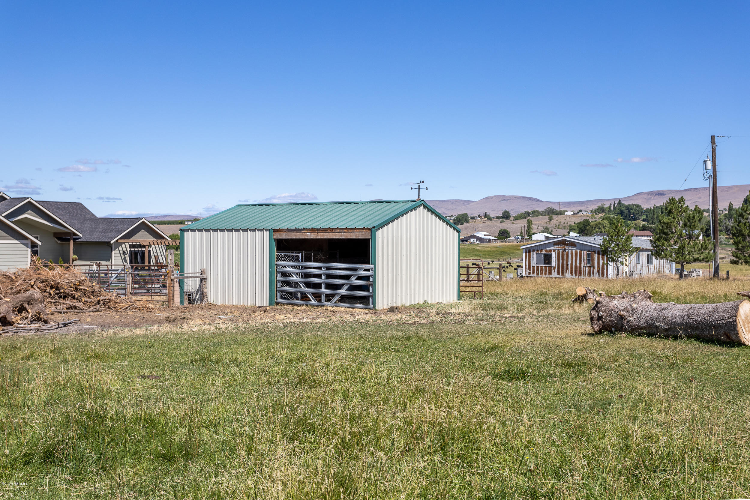 1020 Beane Road Moxee, WA 98936 - Photo 17 of 36 a view of a house with a yard
