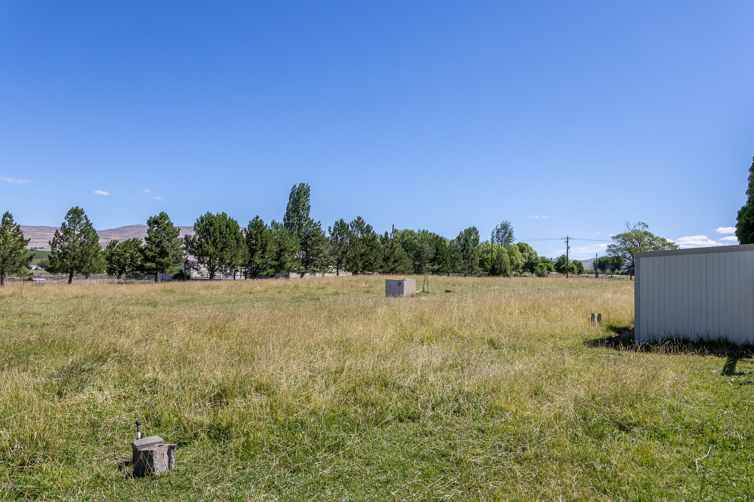 1020 Beane Road Moxee, WA 98936 - Photo 18 of 36 a view of a lake and outdoor space