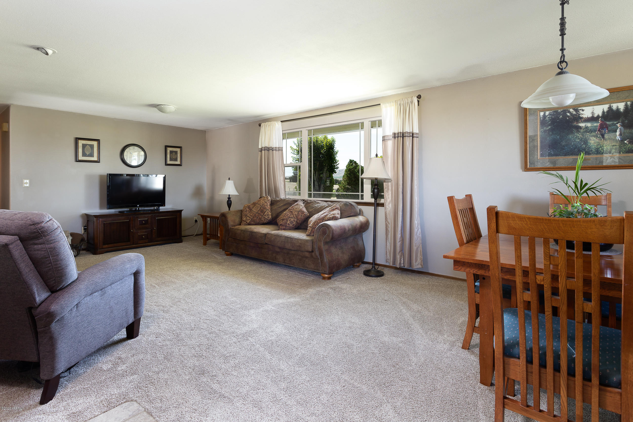 1020 Beane Road Moxee, WA 98936 - Photo 20 of 36 a living room with furniture and a flat screen tv
