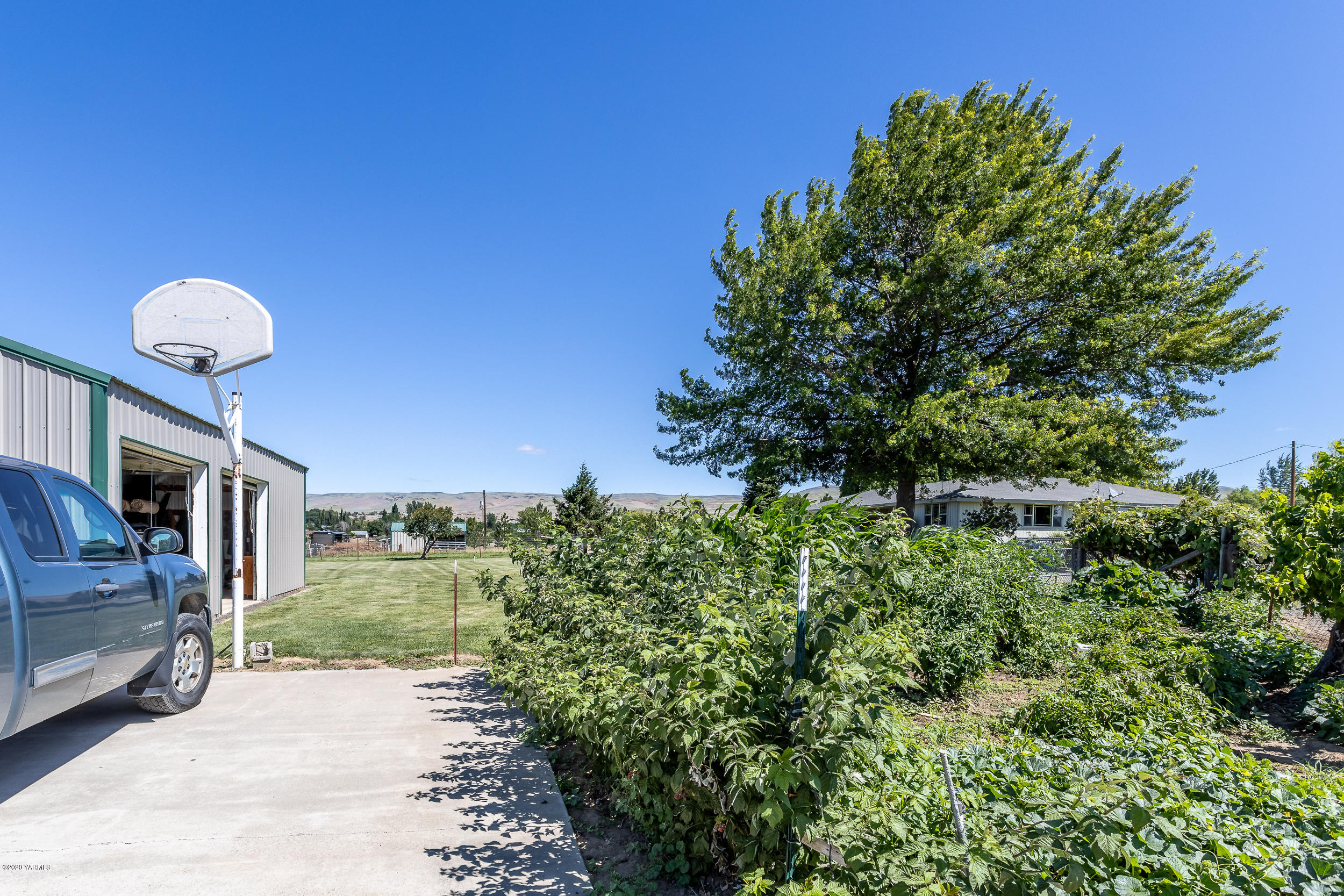 1020 Beane Road Moxee, WA 98936 - Photo 3 of 36 a view of a porch in front of a house