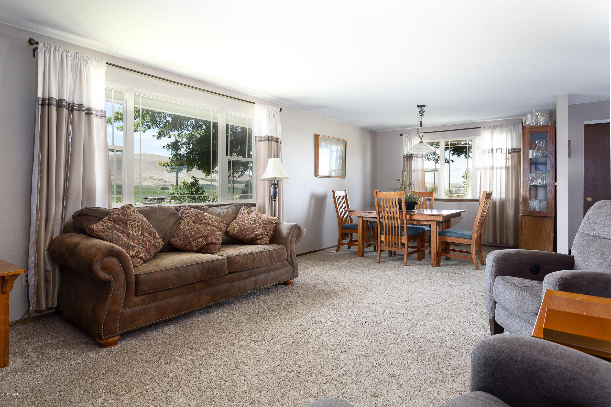 1020 Beane Road Moxee, WA 98936 - Photo 21 of 36 a living room with furniture and a large window