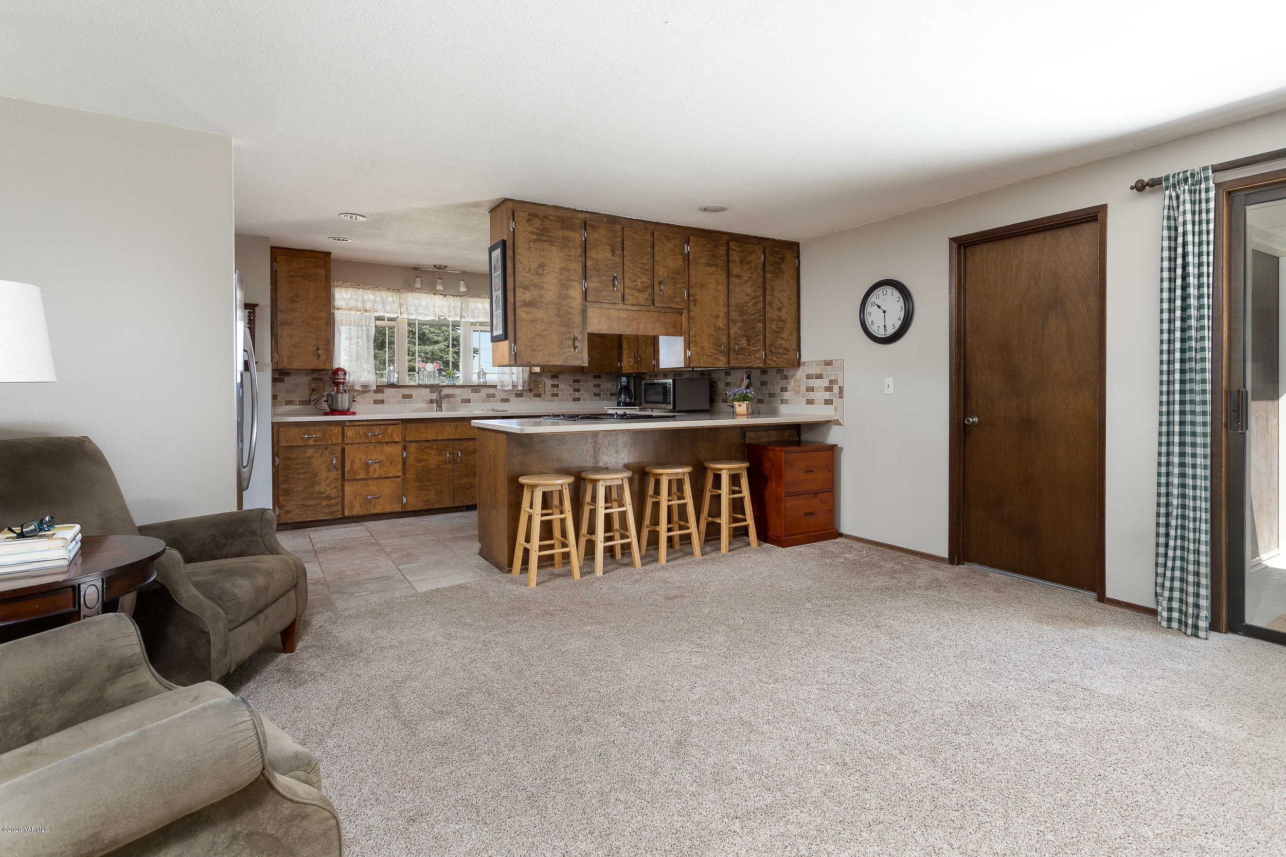 1020 Beane Road Moxee, WA 98936 - Photo 26 of 36 a living room with furniture and a window