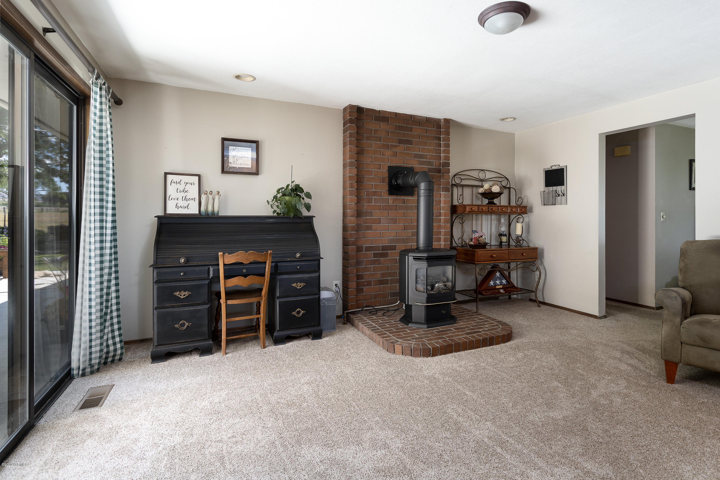 1020 Beane Road Moxee, WA 98936 - Photo 27 of 36 a view of a livingroom with furniture and an furniture