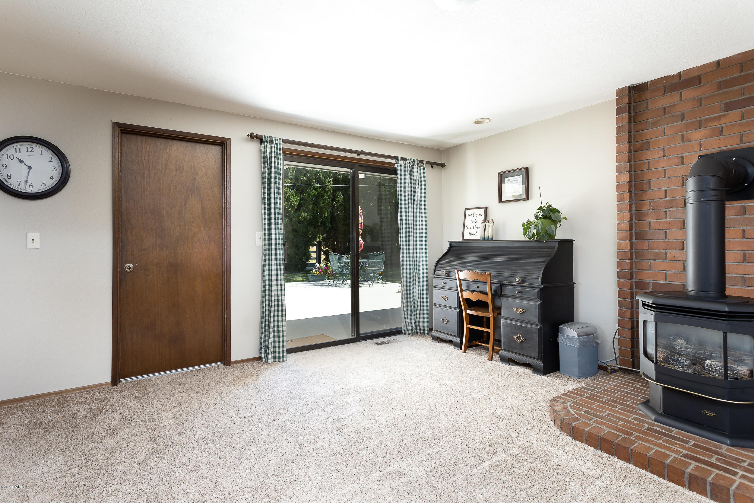 1020 Beane Road Moxee, WA 98936 - Photo 28 of 36 a living room with furniture and a fireplace