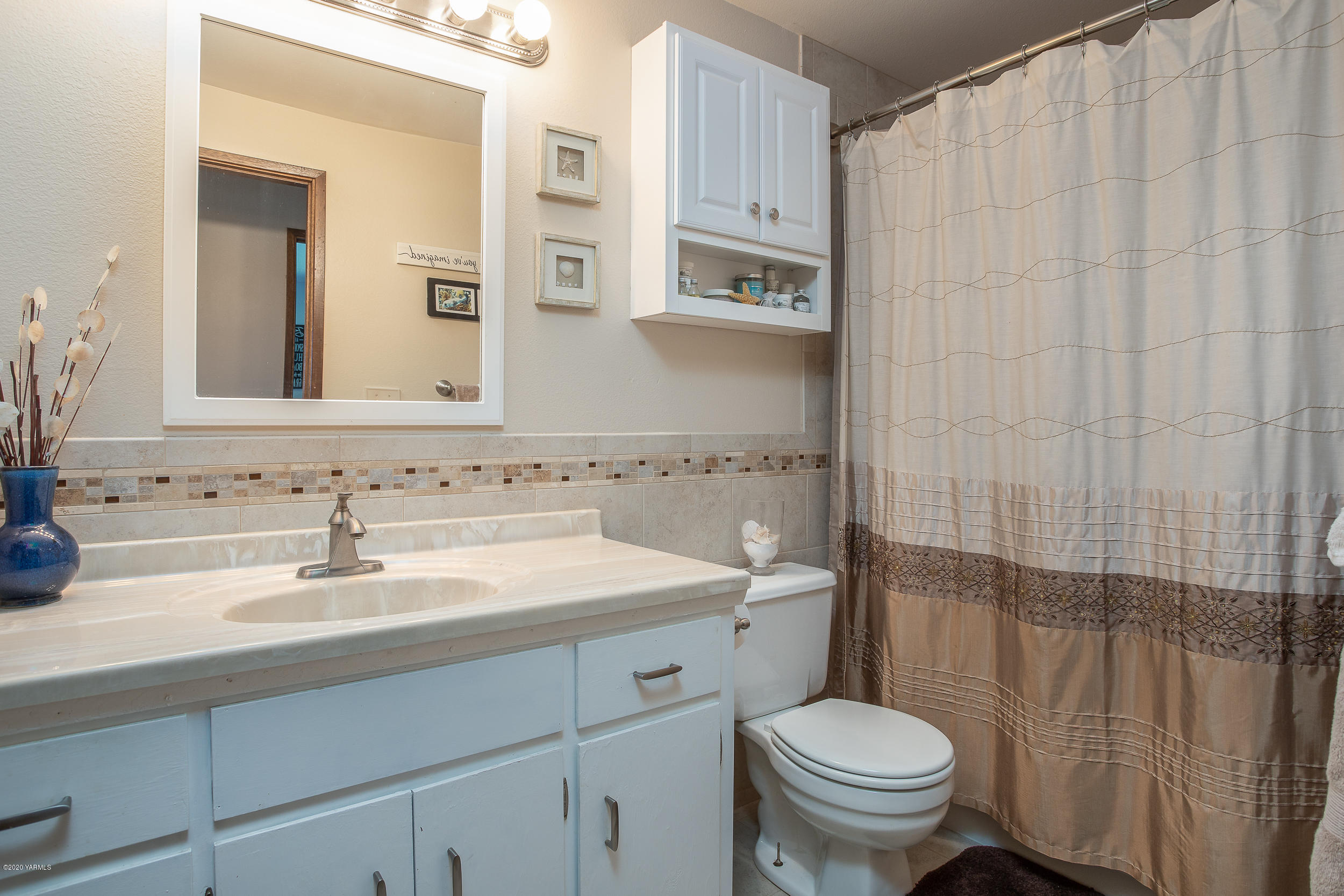 1020 Beane Road Moxee, WA 98936 - Photo 29 of 36 a bathroom with a sink toilet and a mirror