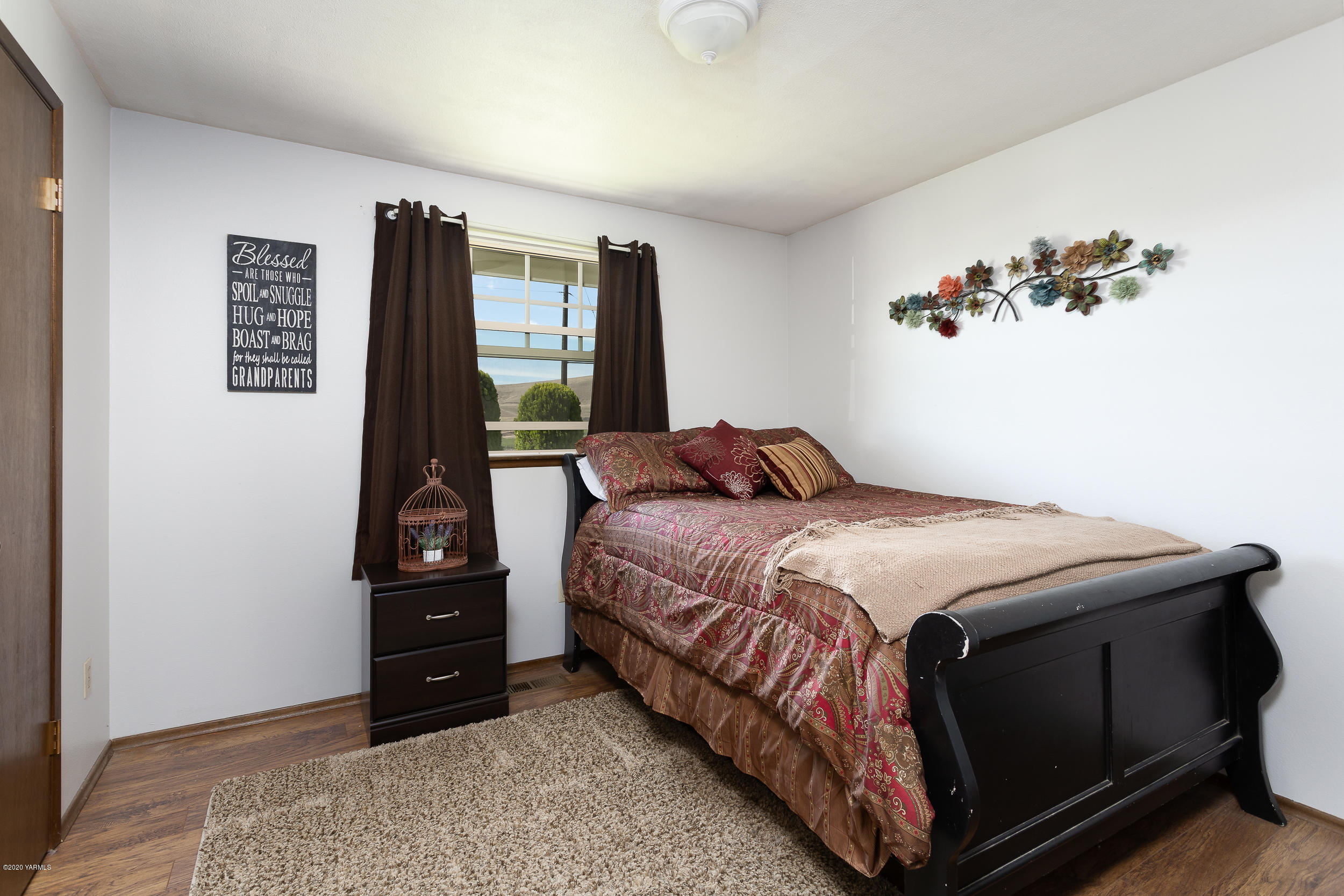 1020 Beane Road Moxee, WA 98936 - Photo 30 of 36 a bedroom with a bed and a window