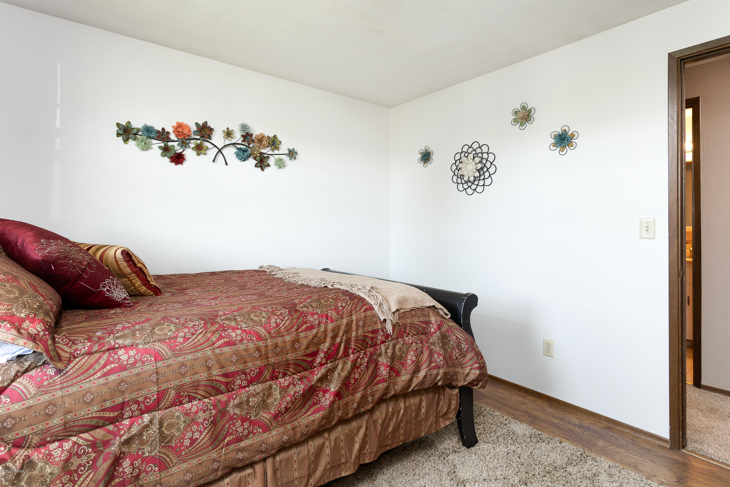 1020 Beane Road Moxee, WA 98936 - Photo 31 of 36 a bedroom with a bed and a window