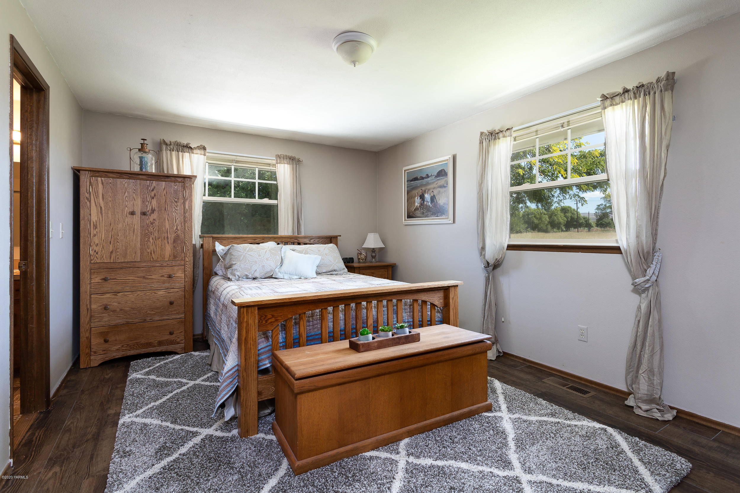 1020 Beane Road Moxee, WA 98936 - Photo 34 of 36 a room with furniture and window