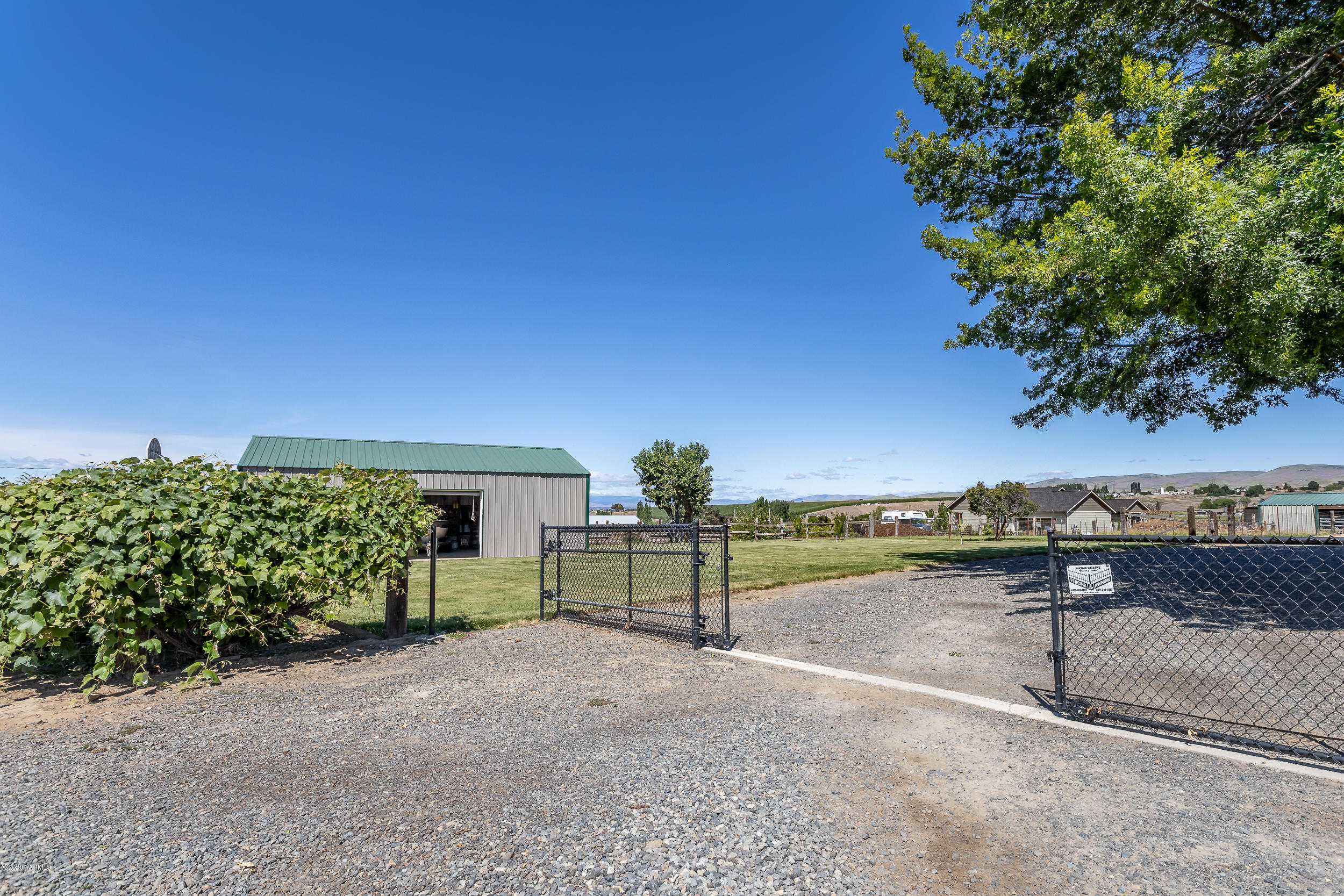 1020 Beane Road Moxee, WA 98936 - Photo 5 of 36 a view of a yard with a tree