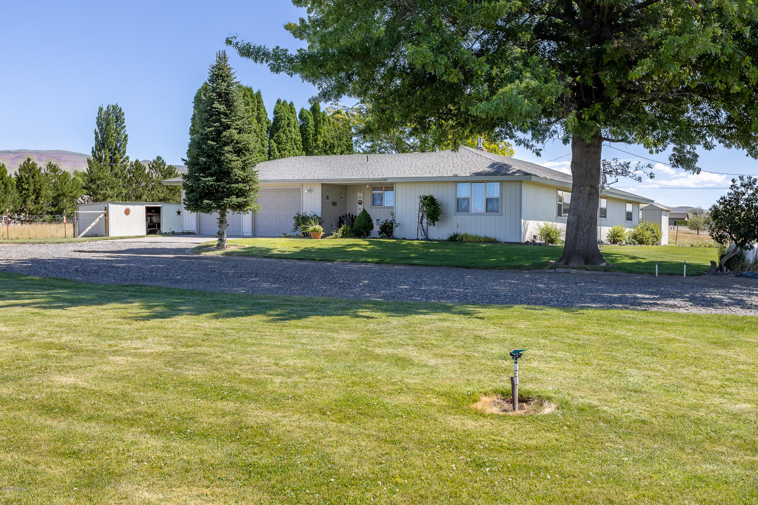 1020 Beane Road Moxee, WA 98936 - Photo 7 of 36 a view of a house with pool and a garden