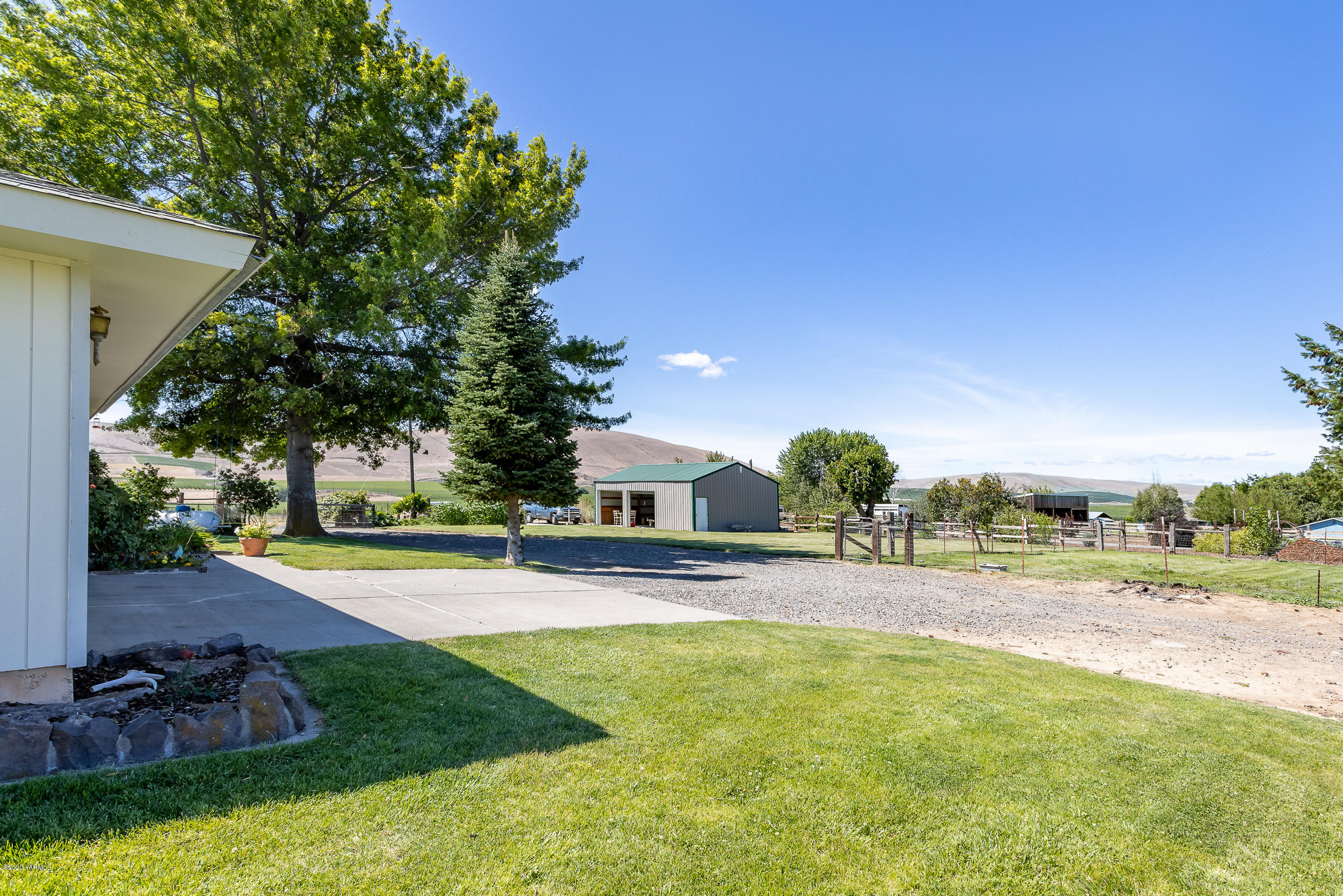 1020 Beane Road Moxee, WA 98936 - Photo 10 of 36 a view of a house with swimming pool and a yard