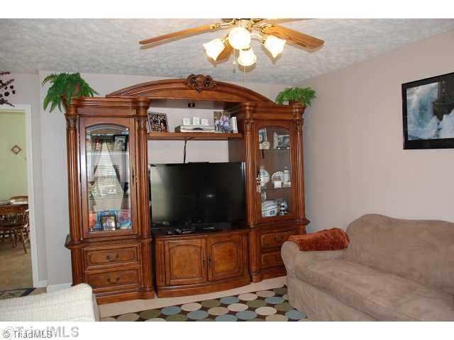 185 North Bridgewater Road Mount Airy, NC 27030 - Photo 6 of 16 Living Room.