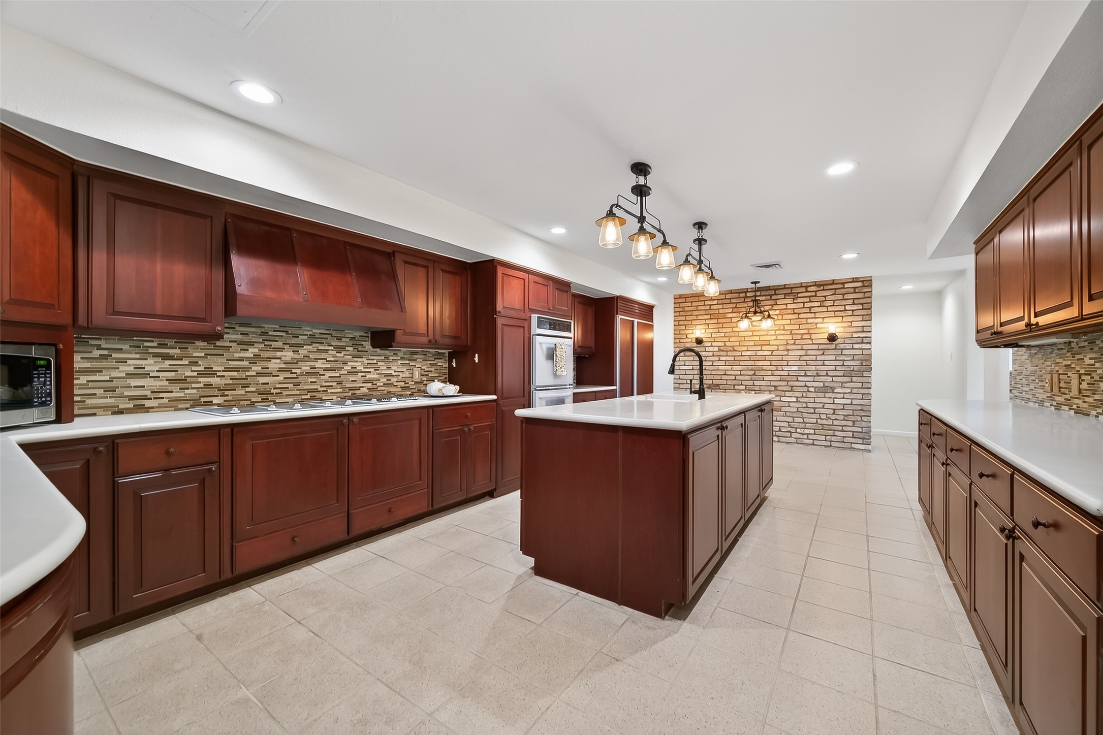 2016 Main Street, Unit 3 Houston, TX 77002 - Photo 5 of 36 Spacious Kitchen with Double Ovens