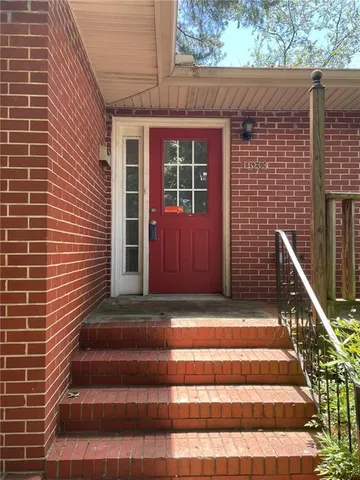 a view of entryway with a front door