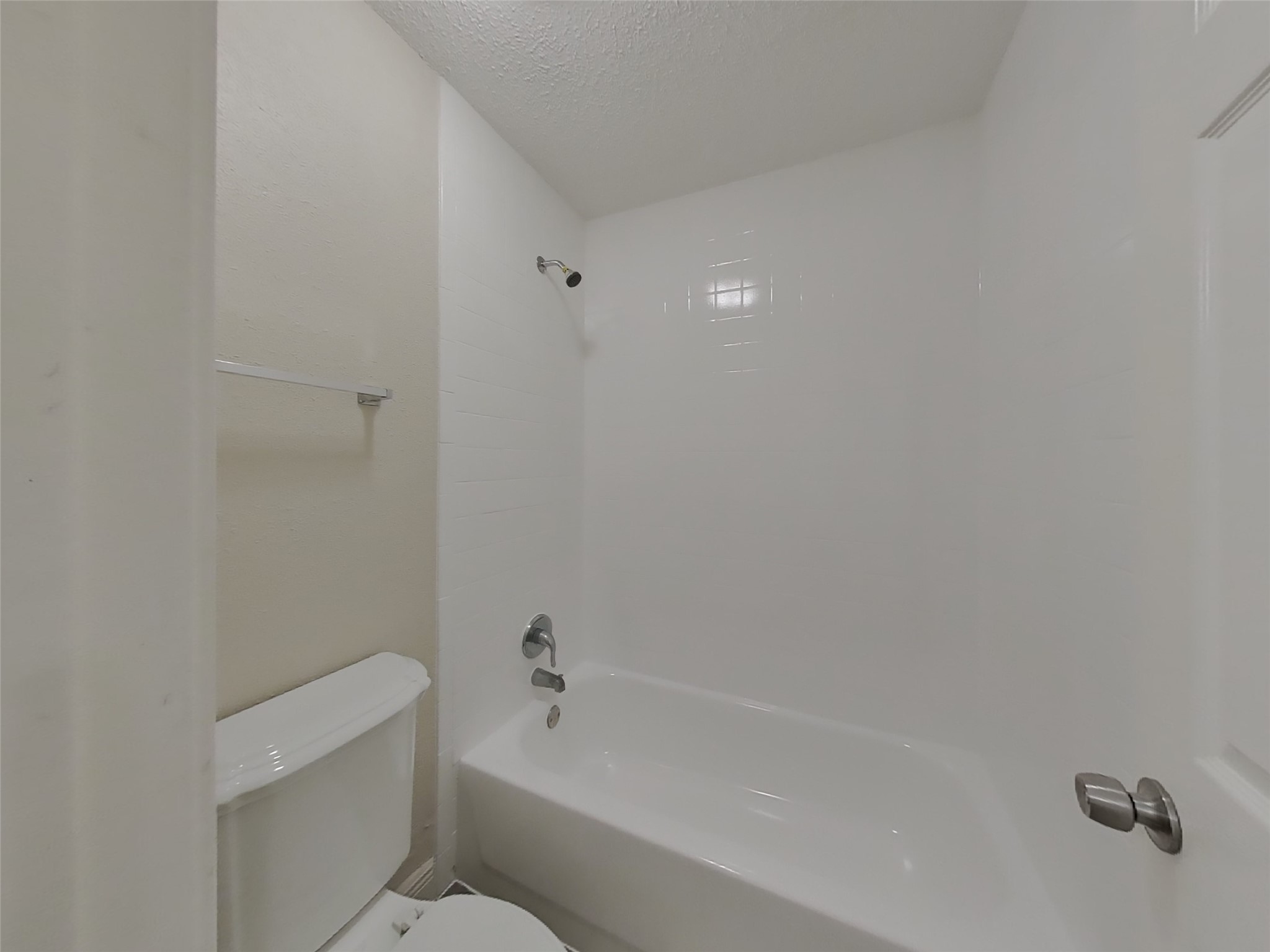 9607 Cleveland Bay Court Houston, TX 77065 - Photo 11 of 18 a bathroom with a bathtub and toilet