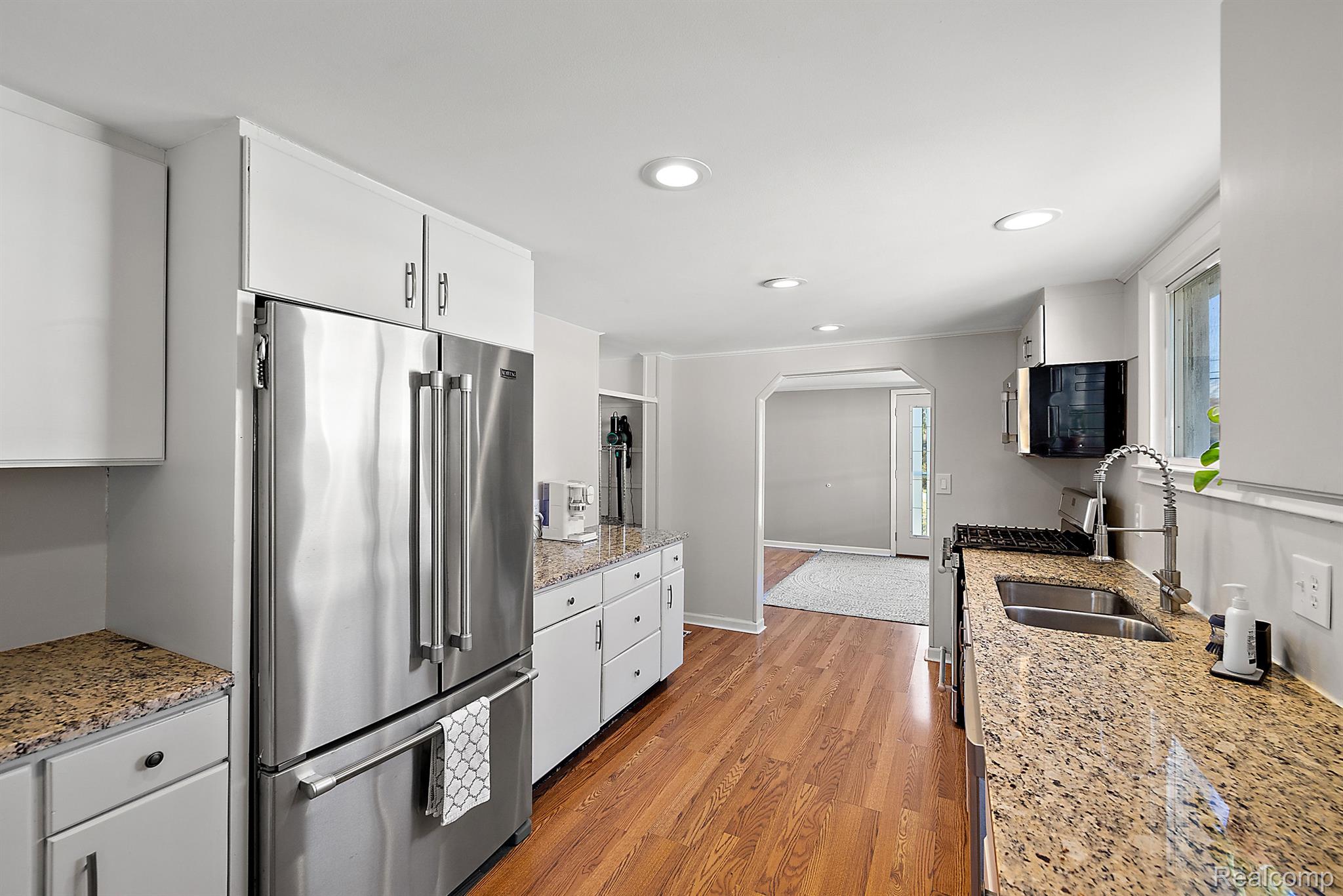 915 Hemingway Road Lake Orion, MI 48362 - Photo 11 of 57