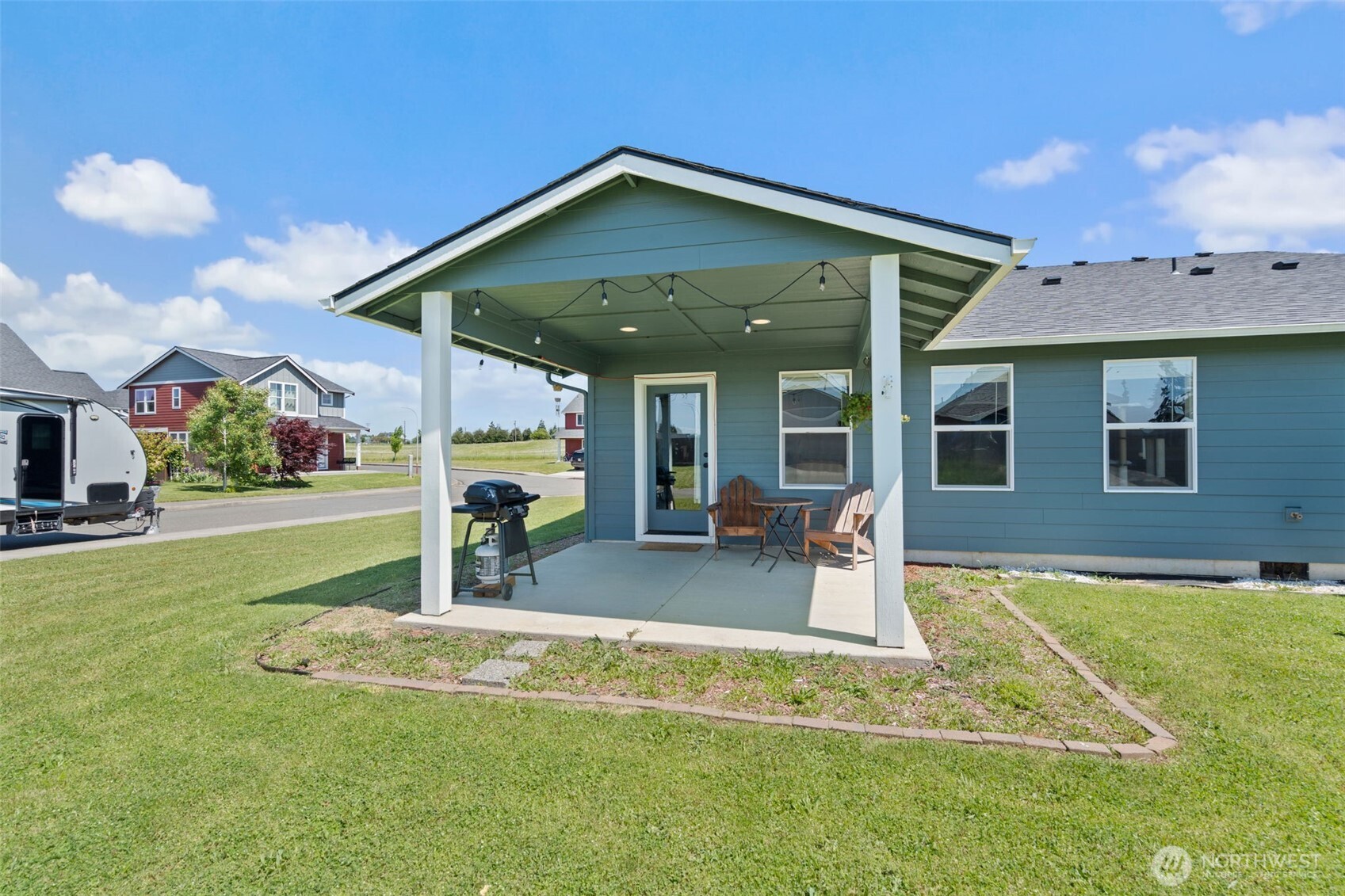 401 Cardinal Avenue Winlock, WA 98596 - Photo 24 of 39 a view of a house with swimming pool and sitting area