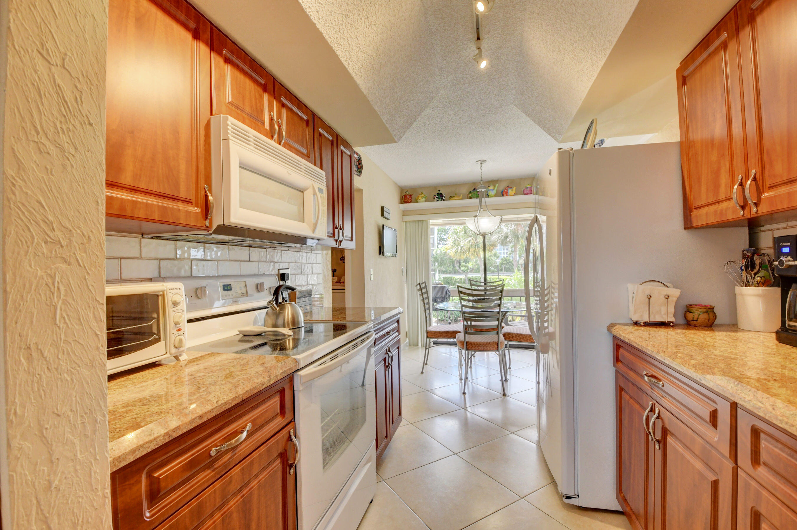 7783 Lakeside Boulevard, Unit G704 Boca Raton, FL 33434 - Photo 16 of 40 Kitchen