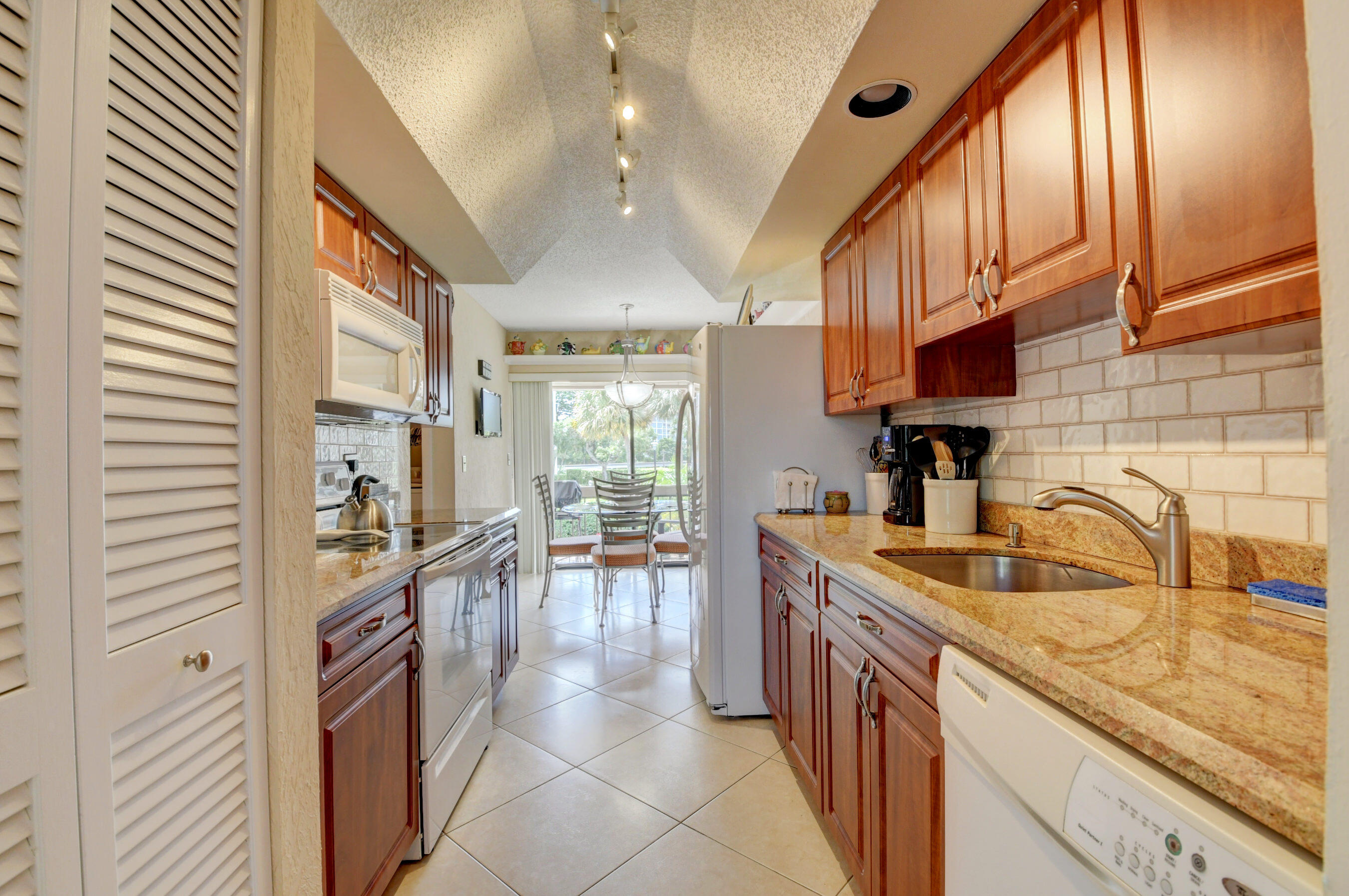 7783 Lakeside Boulevard, Unit G704 Boca Raton, FL 33434 - Photo 17 of 40 Kitchen