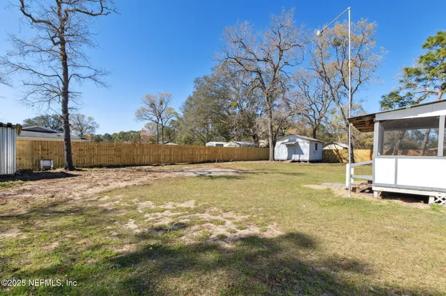 a view of a yard with a house