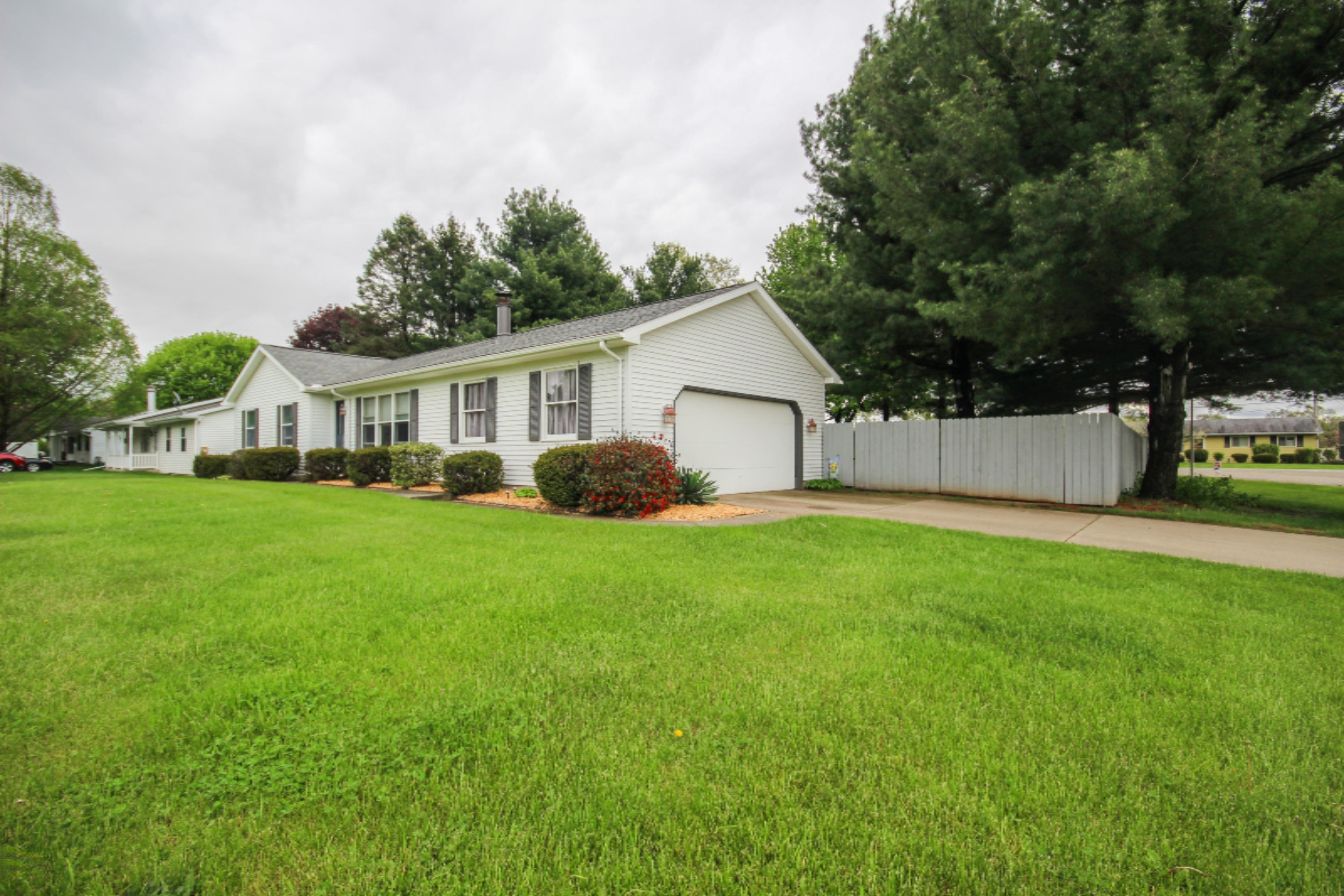 17251 Mackinaw Three Rivers, MI 49093 - Photo 2 of 22 IMG_4388