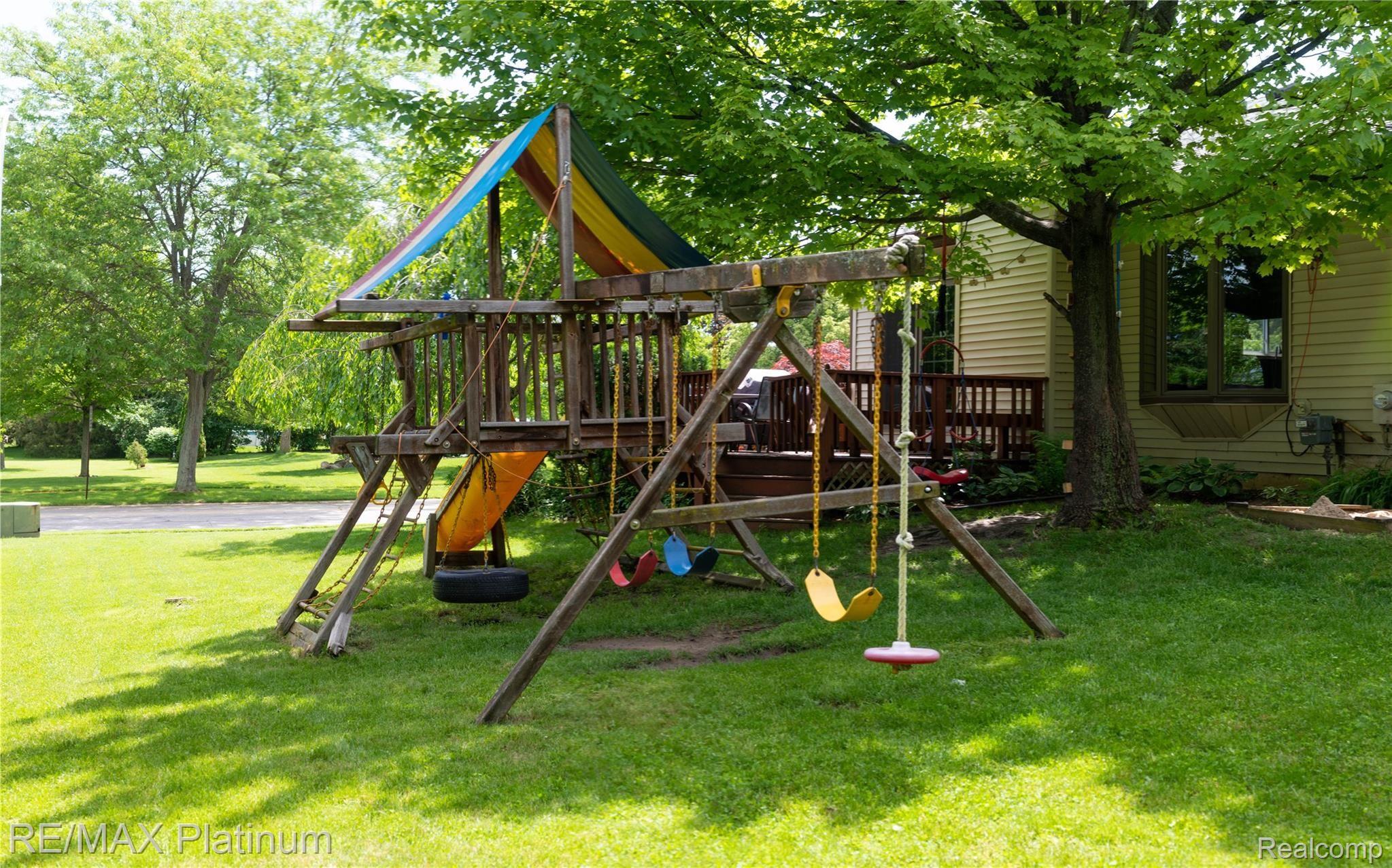 792 Oak Ridge Court Brighton, MI 48116 - Photo 14 of 15 190614-16.jpg