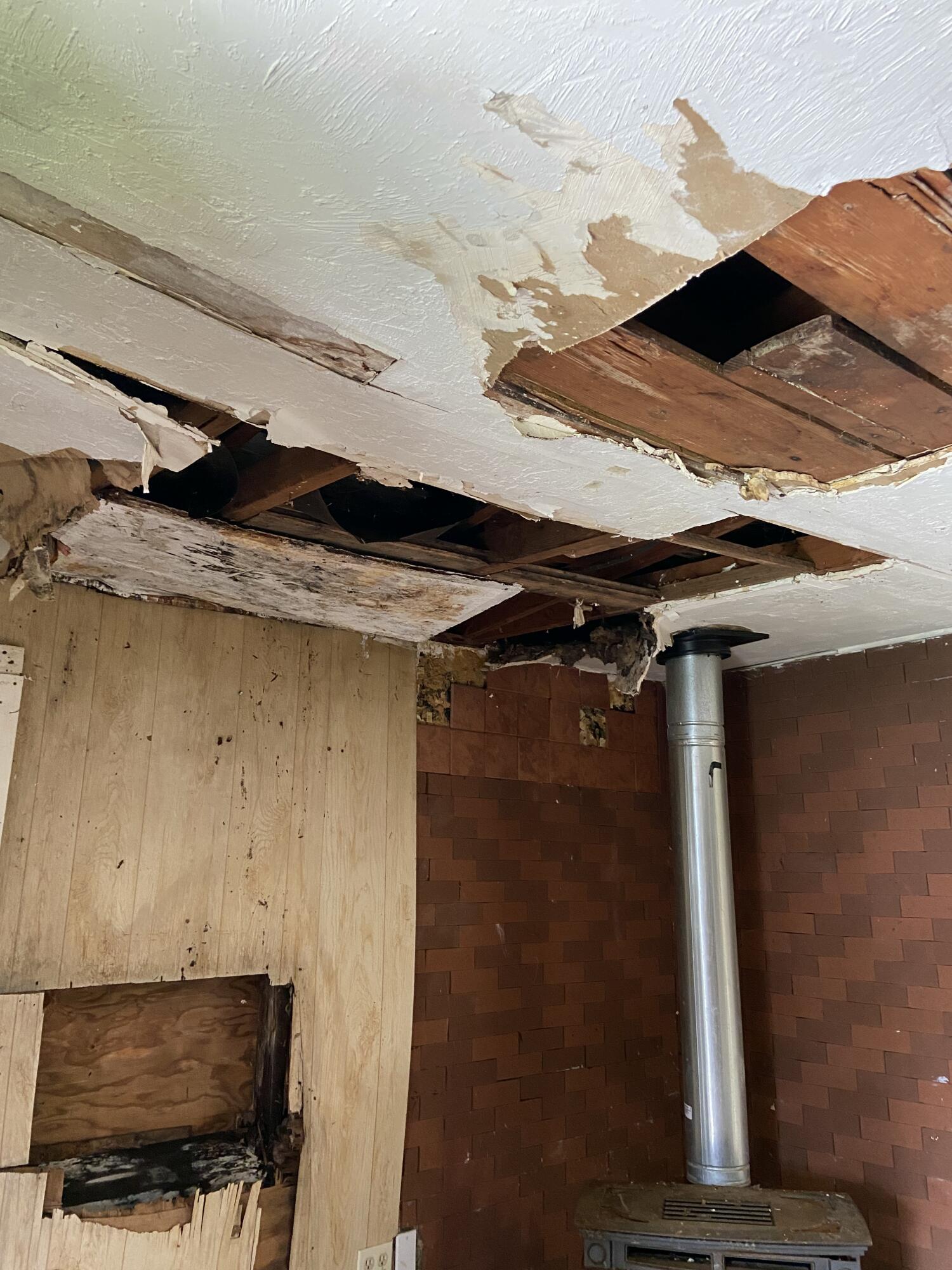 4098 St Patricks Avenue Redding, CA 96003 - Photo 2 of 39 a view of walk in closet