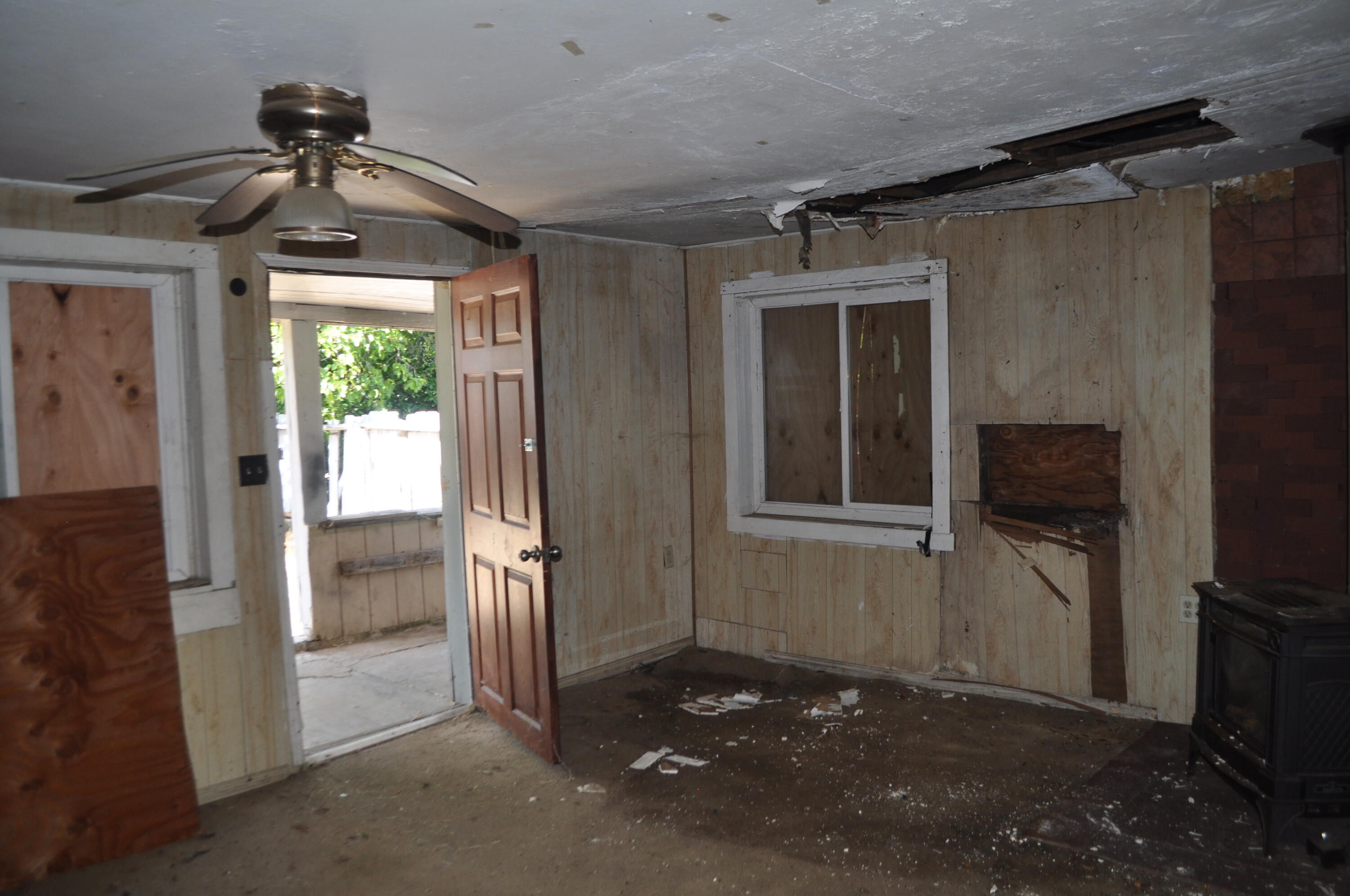 4098 St Patricks Avenue Redding, CA 96003 - Photo 9 of 39 a empty room with windows and ceiling fan