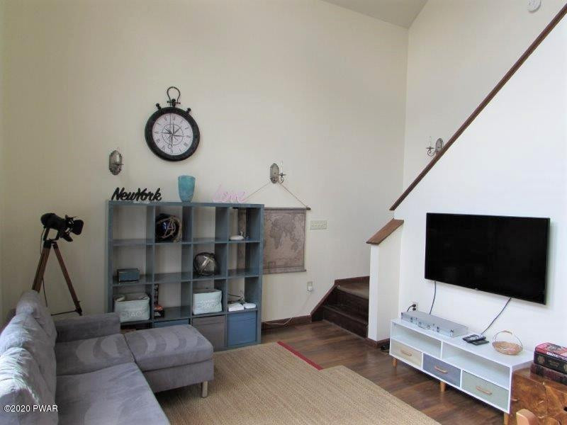 137 Roundhill Road Dingmans Ferry, PA 18328 - Photo 4 of 31