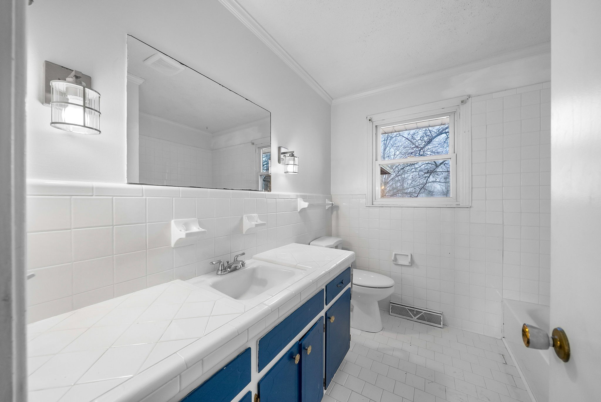 233 Pine Mountain Road Clarksville, TN 37042 - Photo 16 of 33 a bathroom with a sink a toilet and mirror