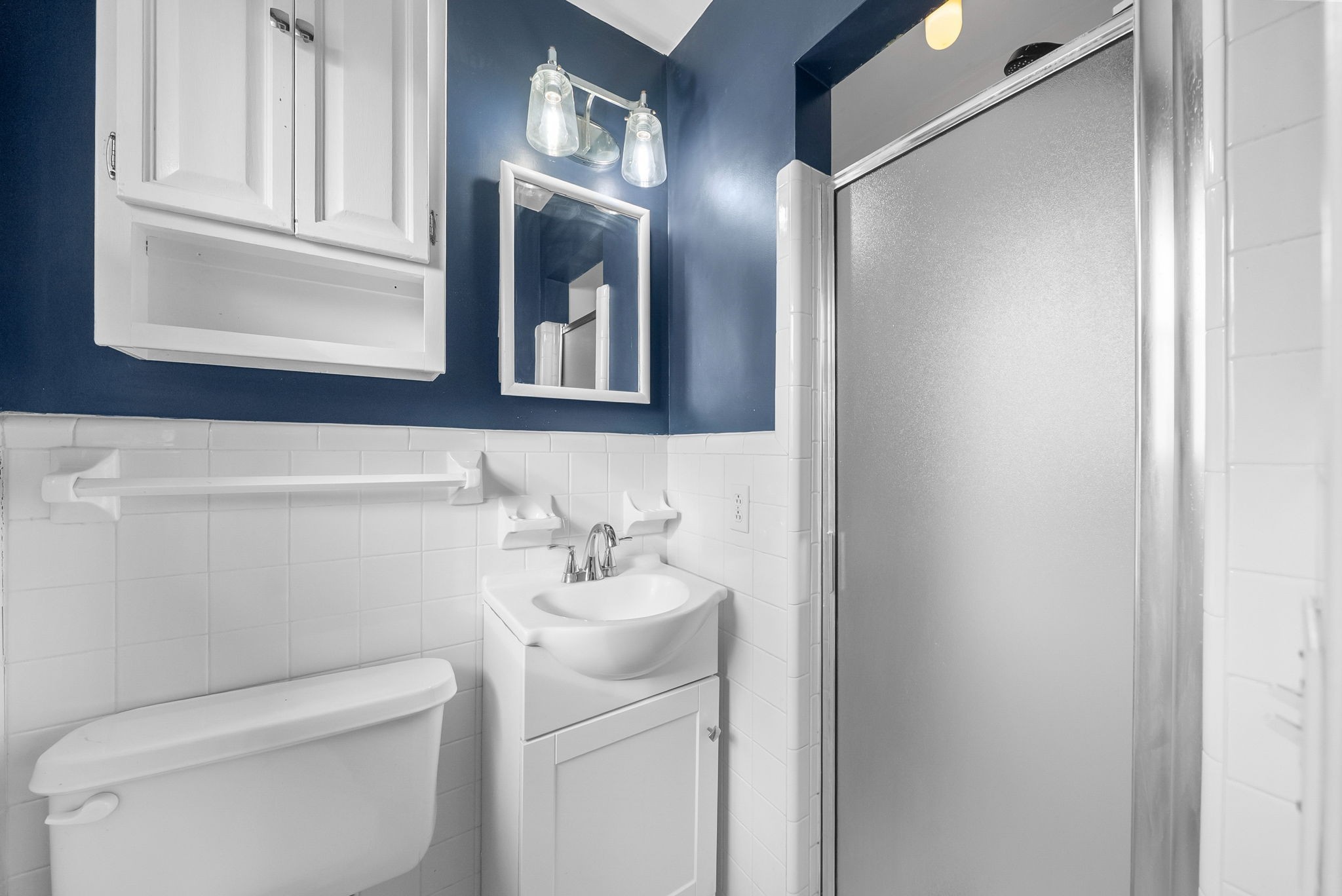 233 Pine Mountain Road Clarksville, TN 37042 - Photo 20 of 33 a bathroom with a toilet sink and mirror