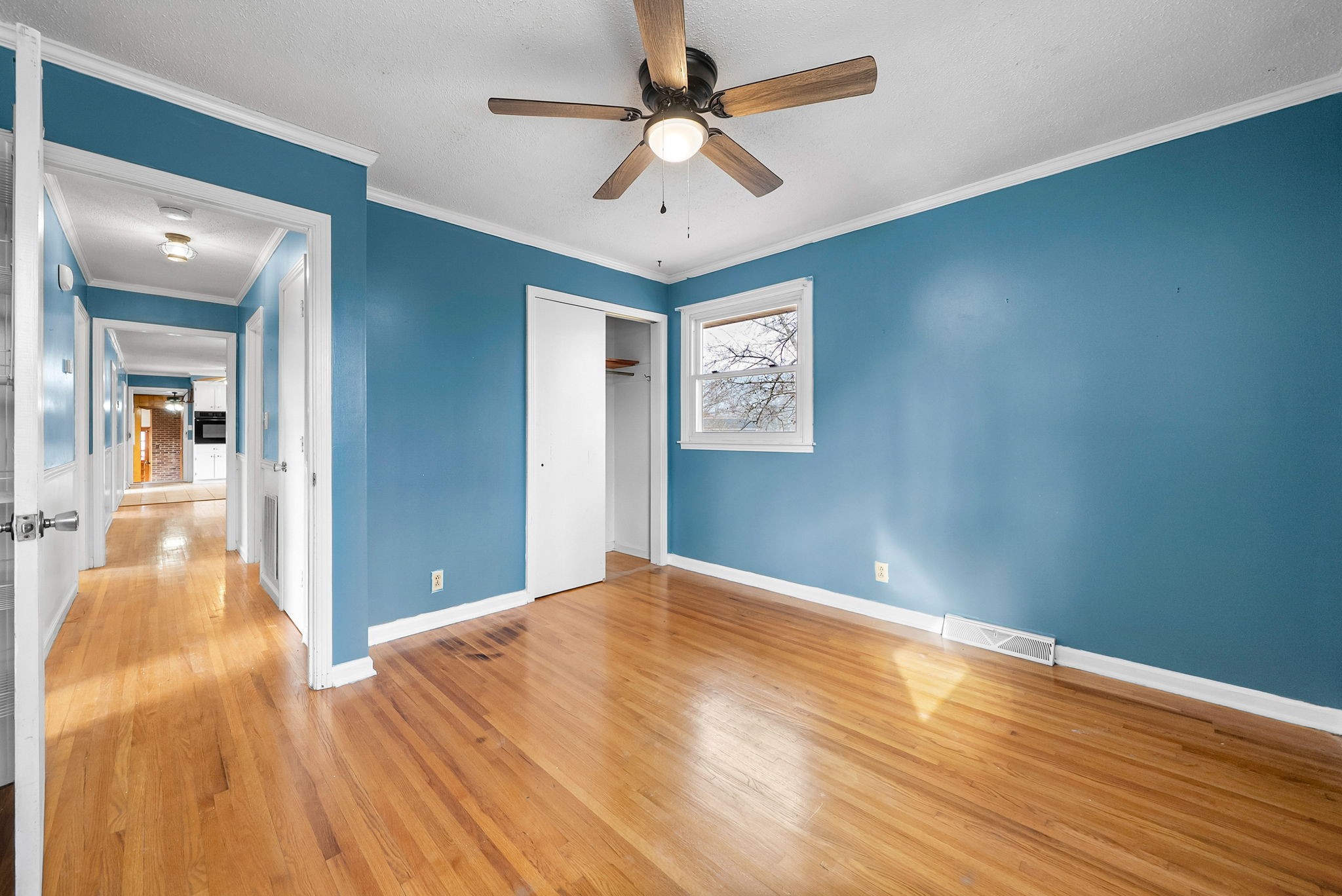 233 Pine Mountain Road Clarksville, TN 37042 - Photo 22 of 33 a view of a livingroom with a chandelier fan