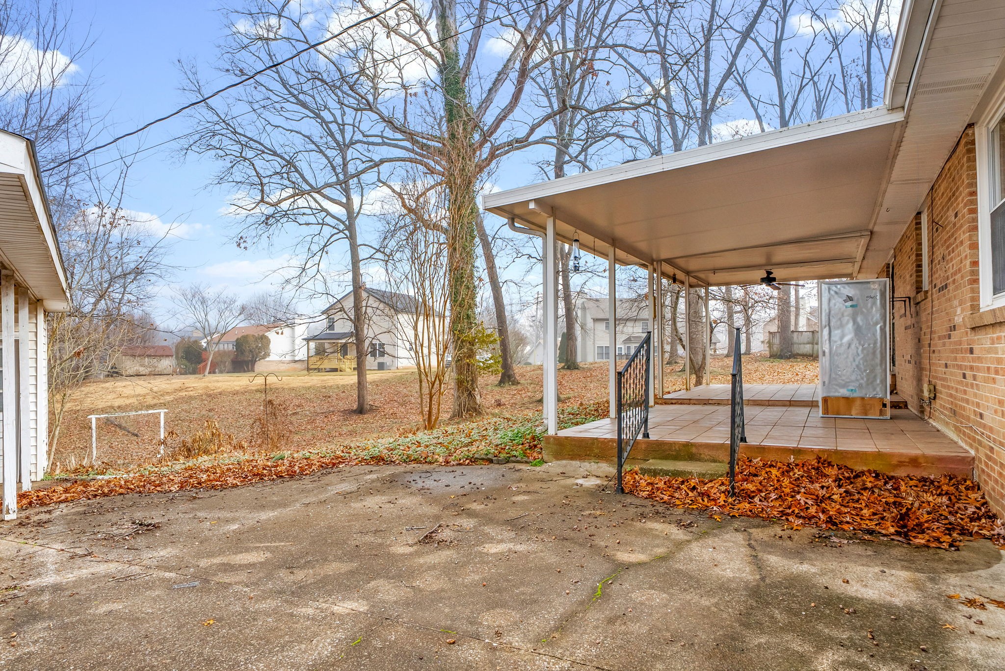 233 Pine Mountain Road Clarksville, TN 37042 - Photo 30 of 33 a view of a couches with wooden fence