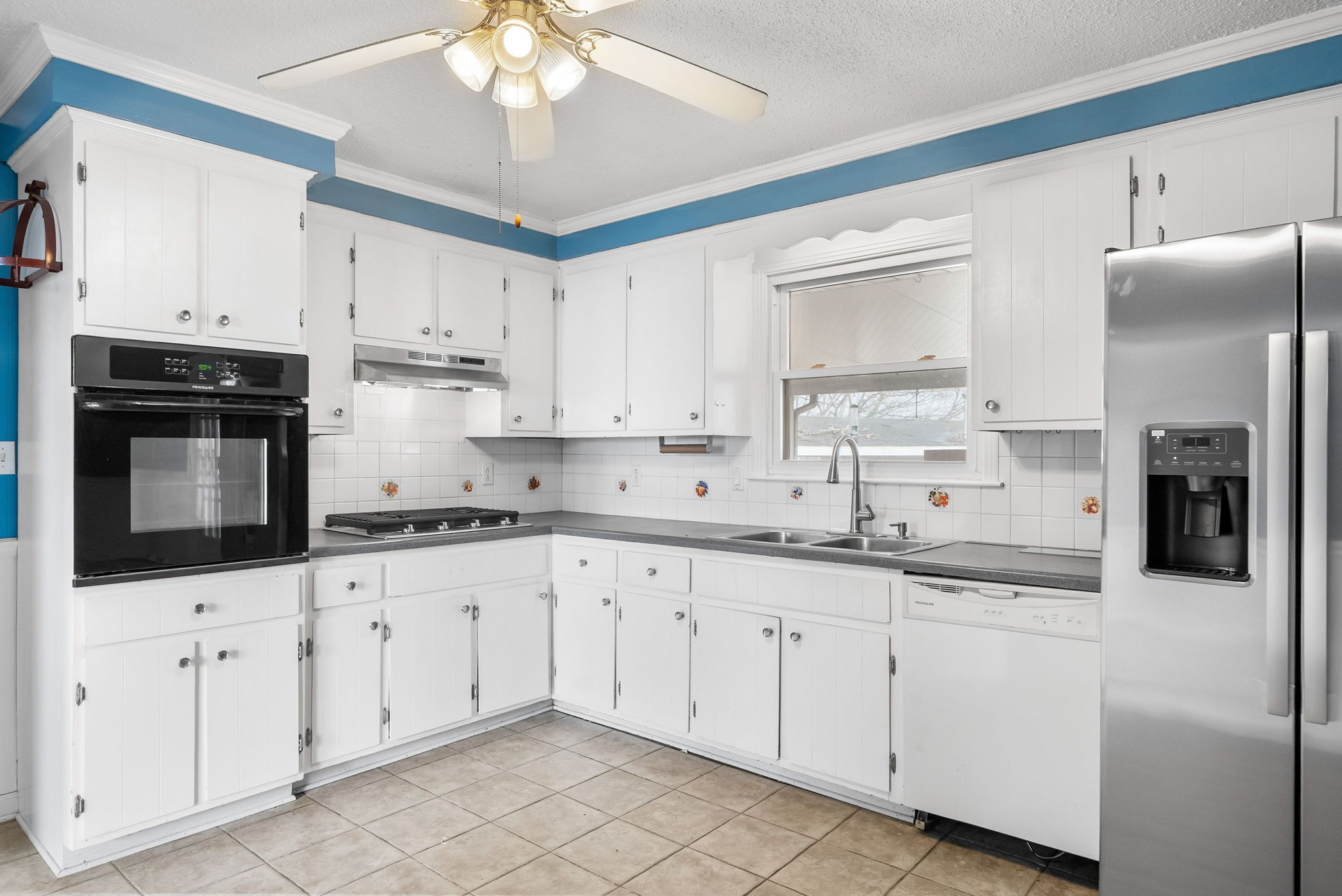 233 Pine Mountain Road Clarksville, TN 37042 - Photo 7 of 33 a kitchen with granite countertop white cabinets white stainless steel appliances and sink