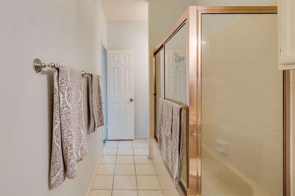 2100 Randy Snow Road, Unit 412 Arlington, TX 76011 - Photo 17 of 32 a view of bathroom with shower
