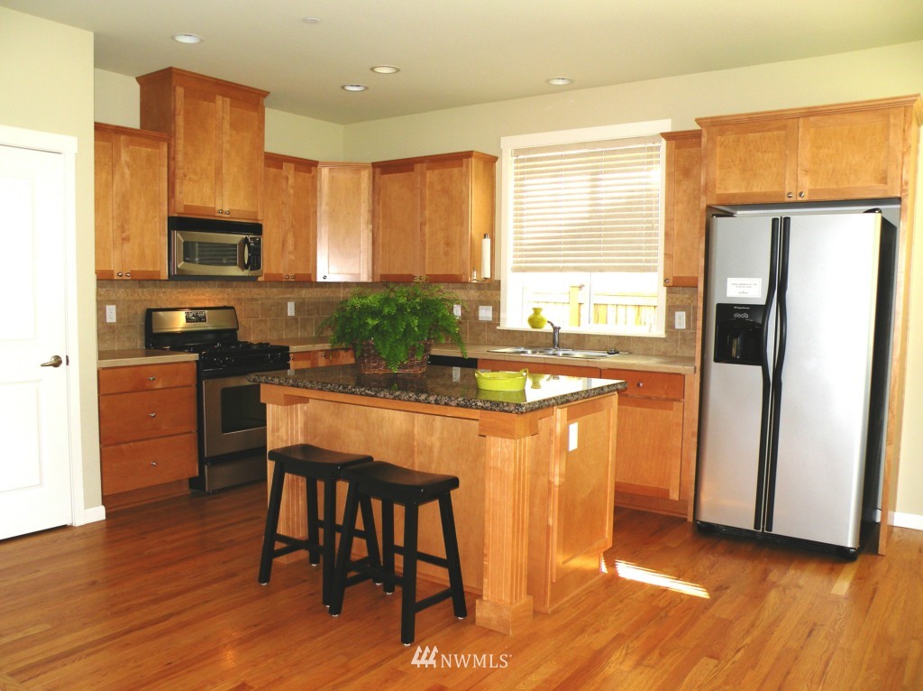 2116 Monterey Court Northeast Renton, WA 98056 - Photo 5 of 19 Gallery Image 5