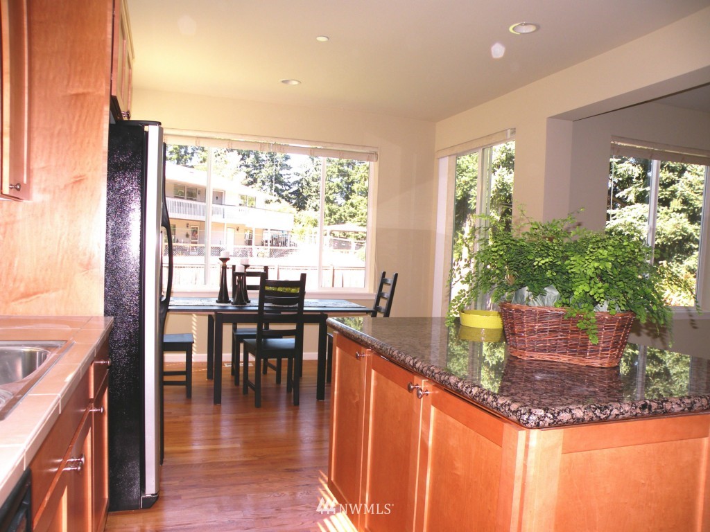 2116 Monterey Court Northeast Renton, WA 98056 - Photo 7 of 19 Gallery Image 7