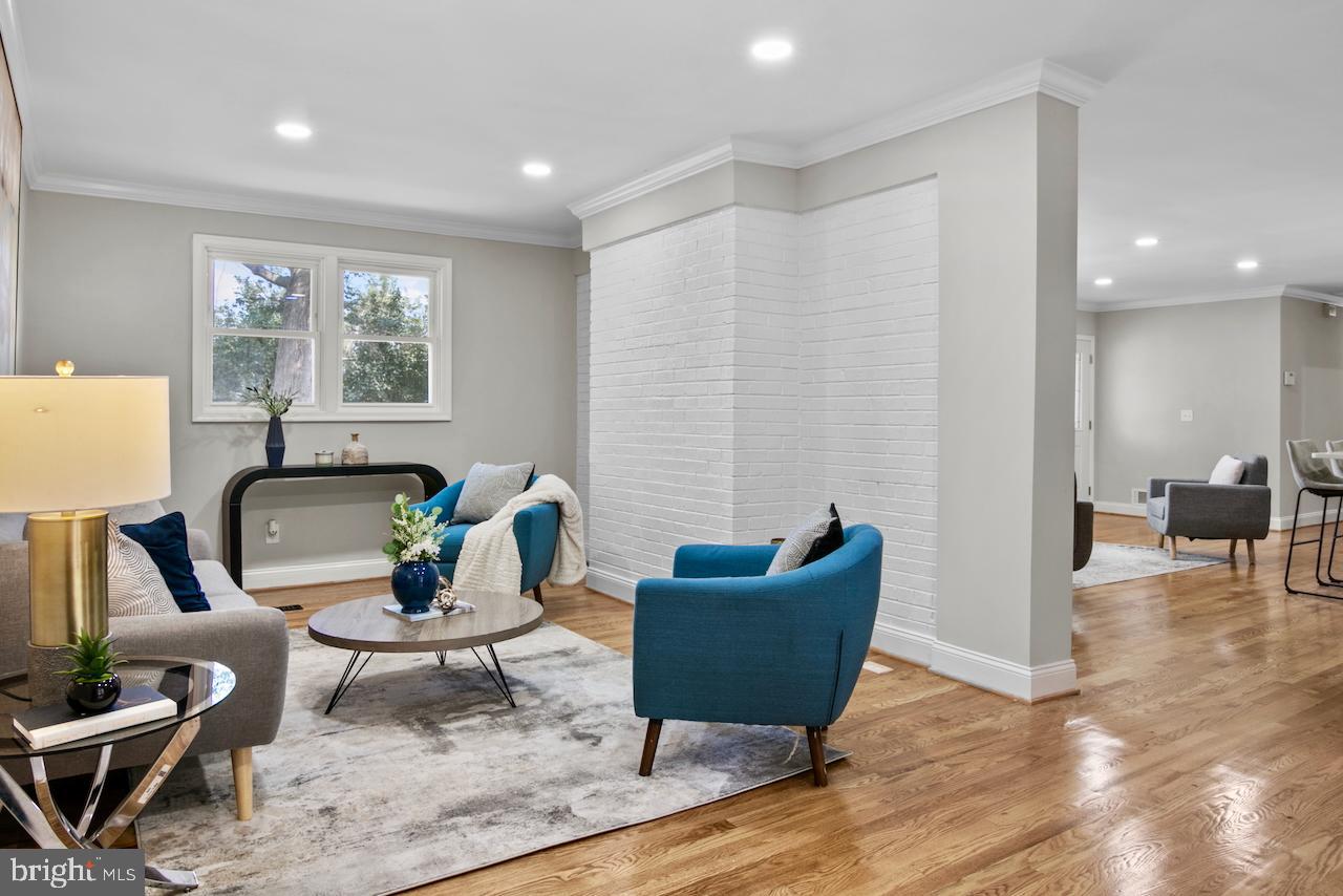 6502 Fort Hunt Road Alexandria, VA 22307 - Photo 14 of 44 a living room with furniture and wooden floor