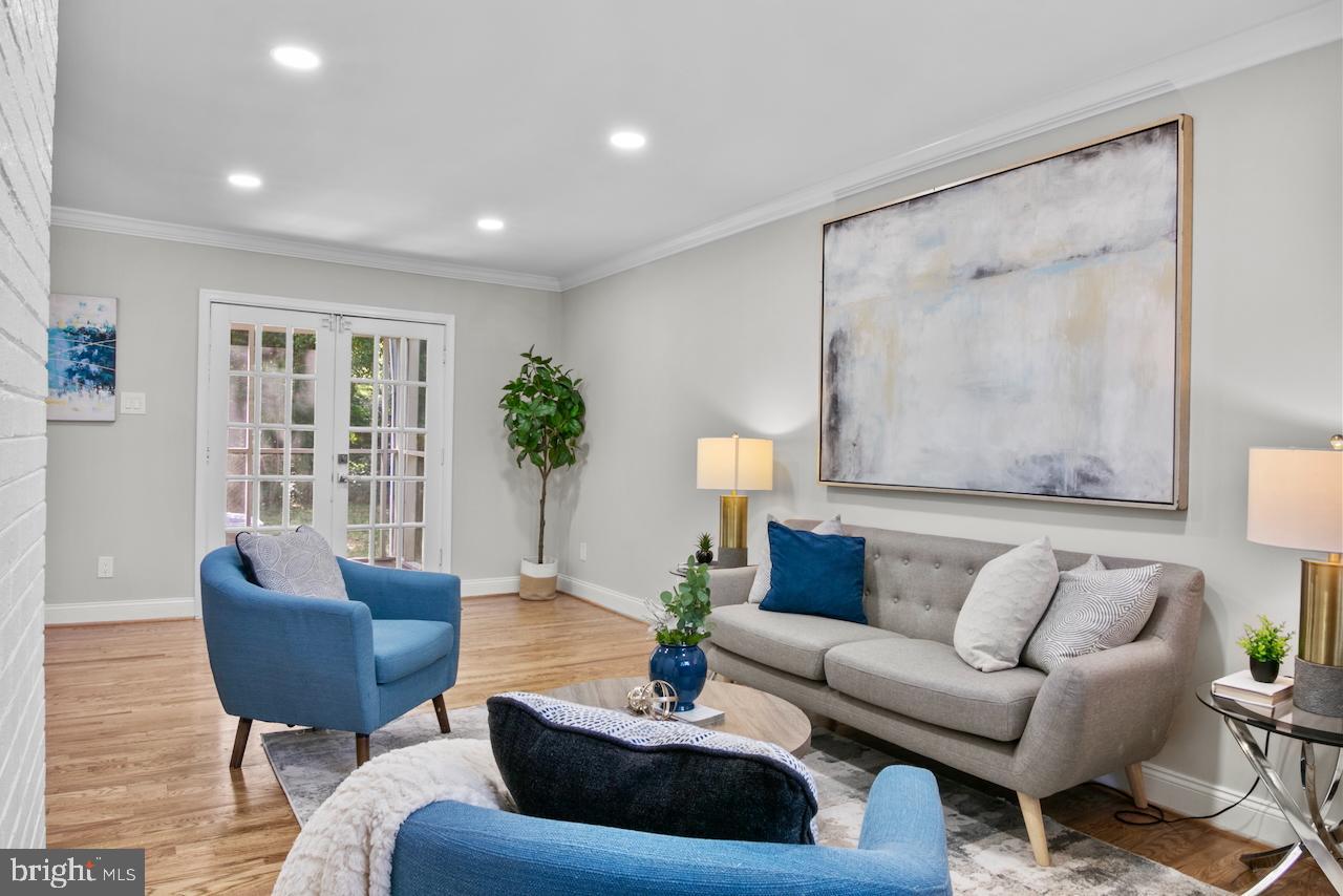 6502 Fort Hunt Road Alexandria, VA 22307 - Photo 15 of 44 a living room with furniture and a potted plant