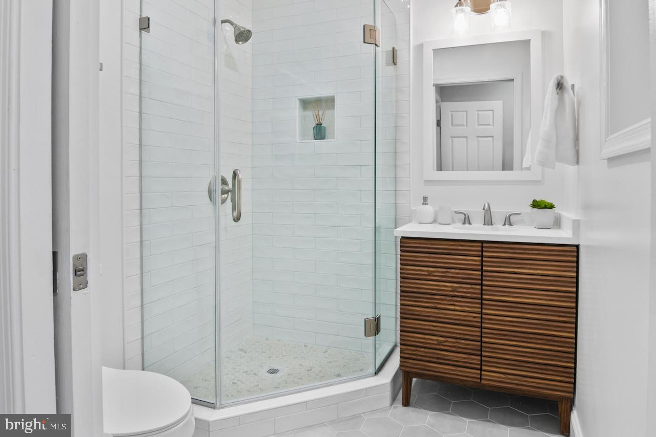 6502 Fort Hunt Road Alexandria, VA 22307 - Photo 21 of 44 a bathroom with a sink and a mirror