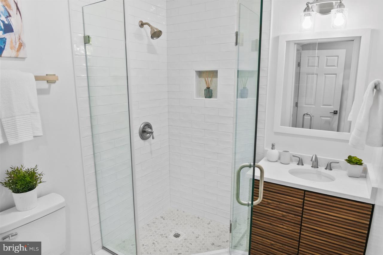 6502 Fort Hunt Road Alexandria, VA 22307 - Photo 22 of 44 a bathroom with a sink a mirror and shower