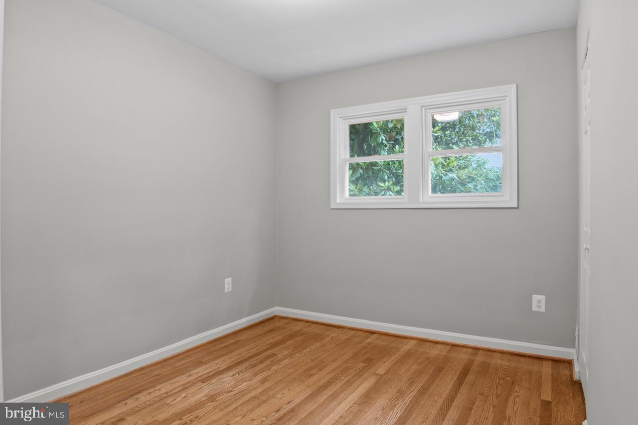 6502 Fort Hunt Road Alexandria, VA 22307 - Photo 23 of 44 an empty room with a window