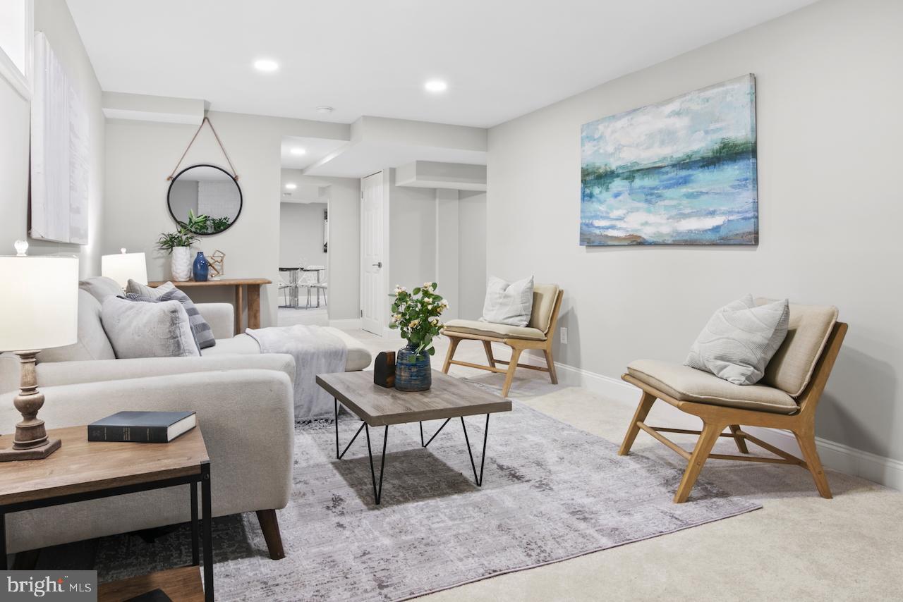 6502 Fort Hunt Road Alexandria, VA 22307 - Photo 27 of 44 a living room with furniture and a mirror