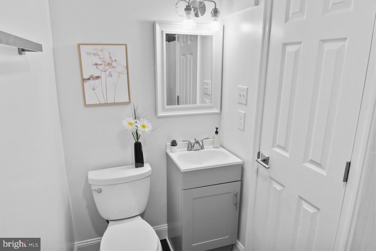 6502 Fort Hunt Road Alexandria, VA 22307 - Photo 30 of 44 a bathroom with a toilet sink and mirror