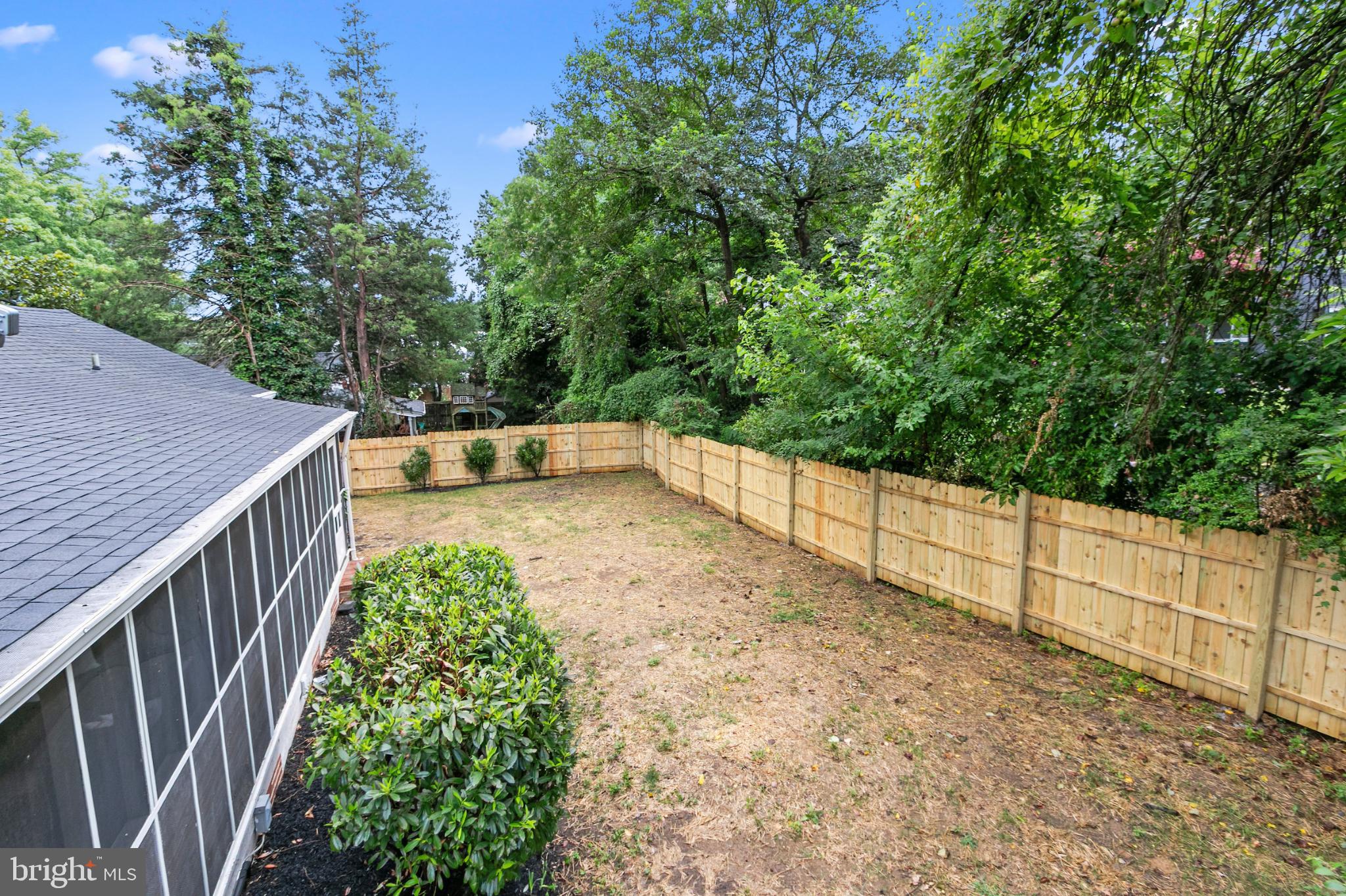 6502 Fort Hunt Road Alexandria, VA 22307 - Photo 42 of 44 a view of a backyard with pathway