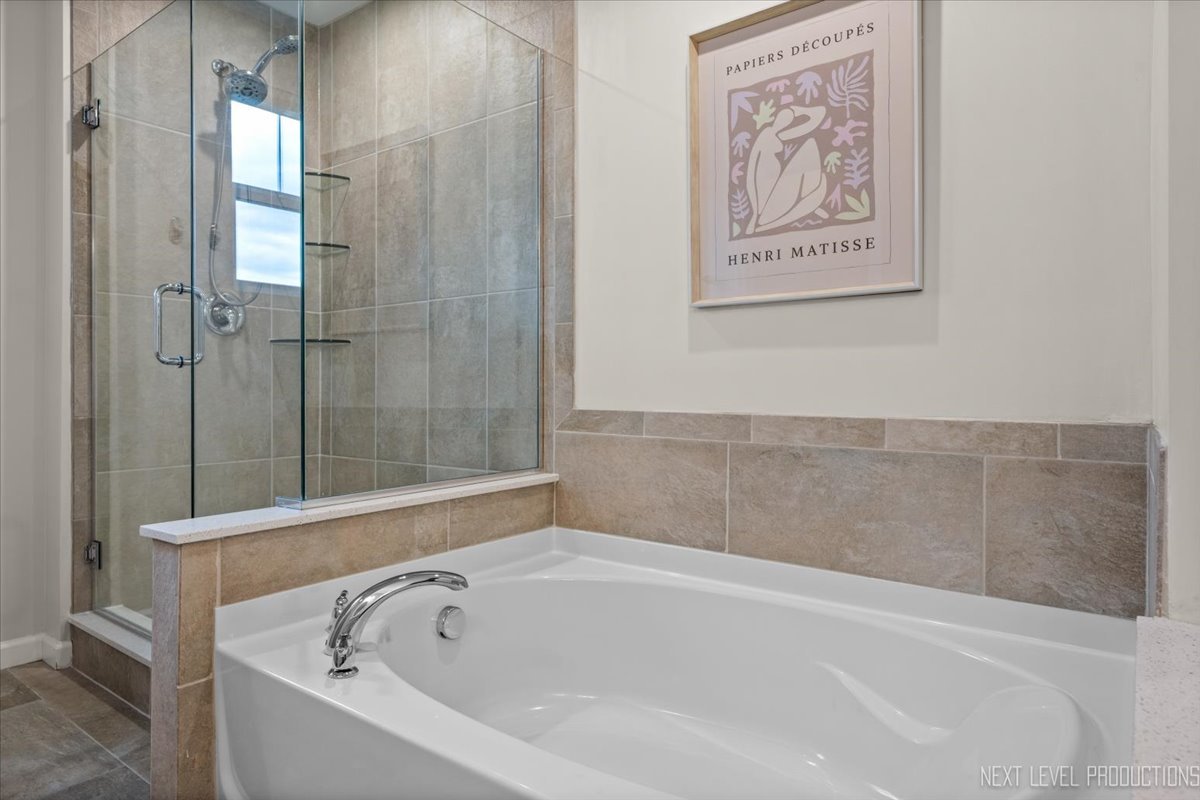1255 Josiah Road Naperville, IL 60563 - Photo 20 of 39 a bathroom with a bathtub